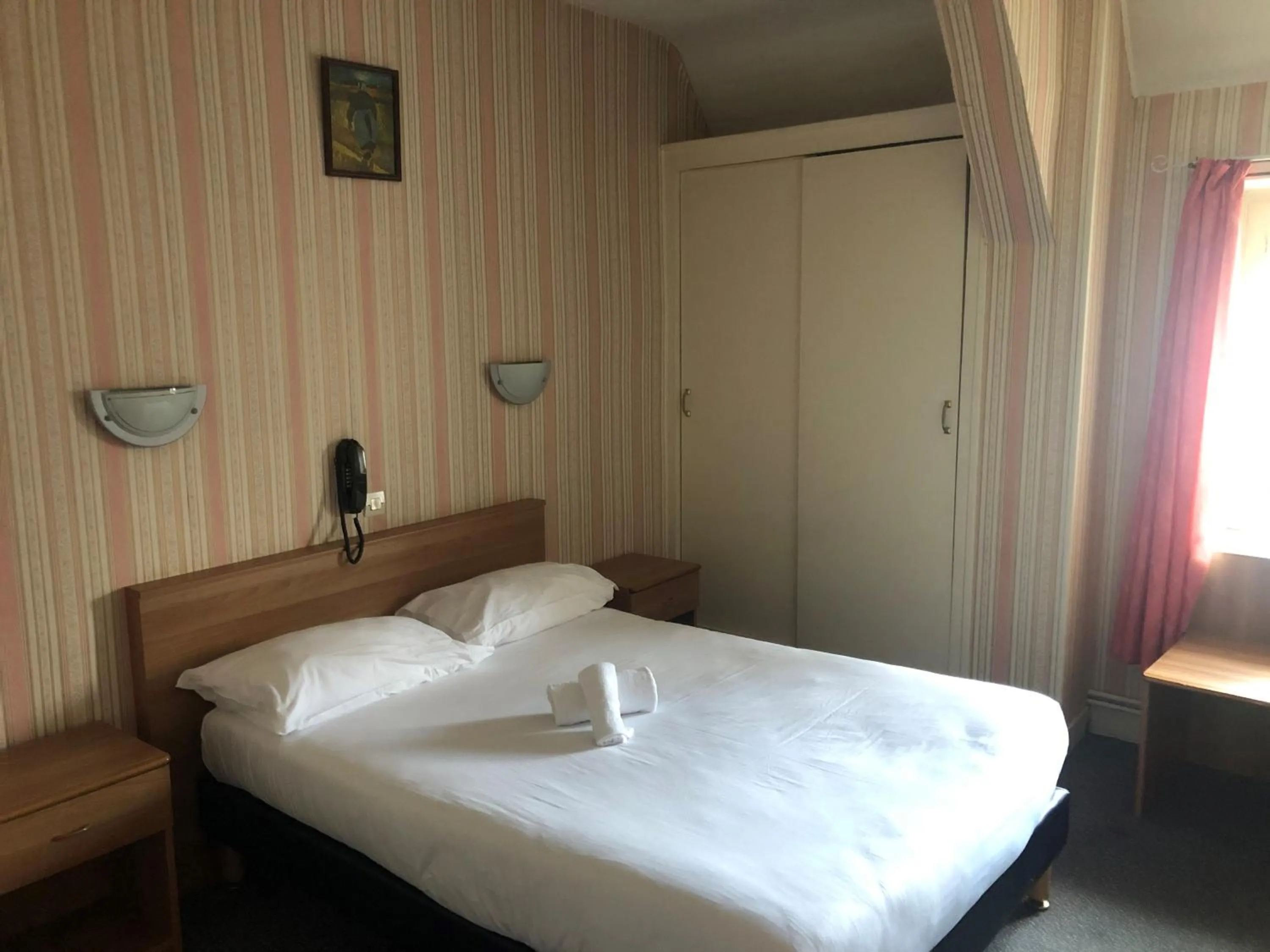 Bed in Logis Hostellerie Du Cheval Blanc