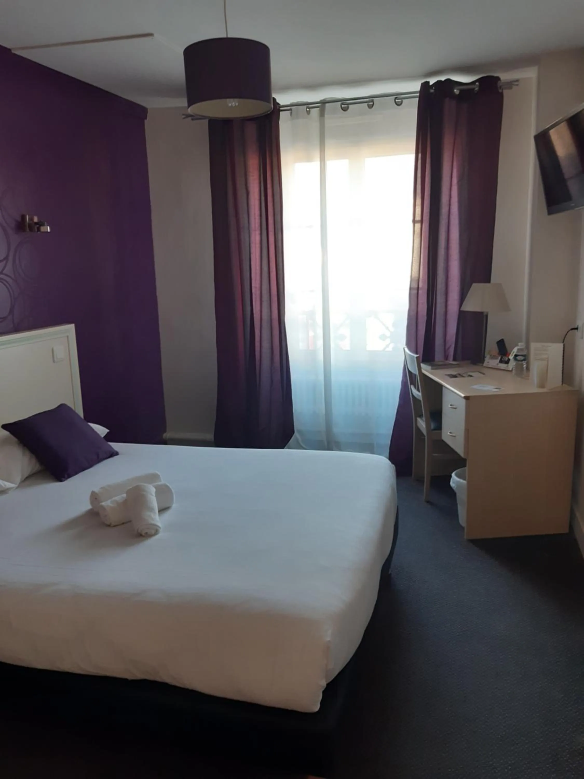 Bed in Logis Hostellerie Du Cheval Blanc