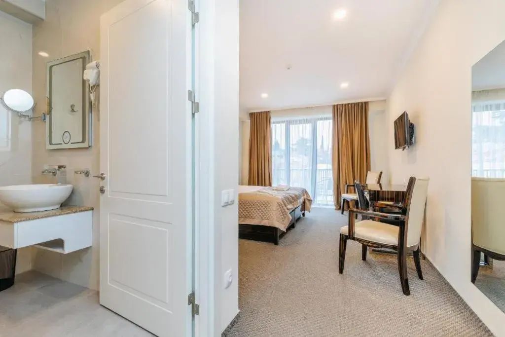 Deluxe Double or Twin Room with Balcony - single occupancy in Hotel Genio Deluxe Double or Twin Room with Balcony - single occupancy in Hotel Genio