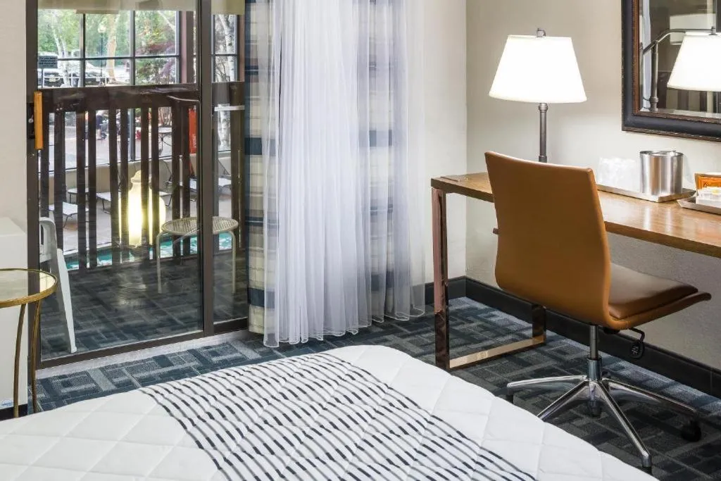 Balcony/Terrace, Bed in Hotel 1620 Plymouth Harbor