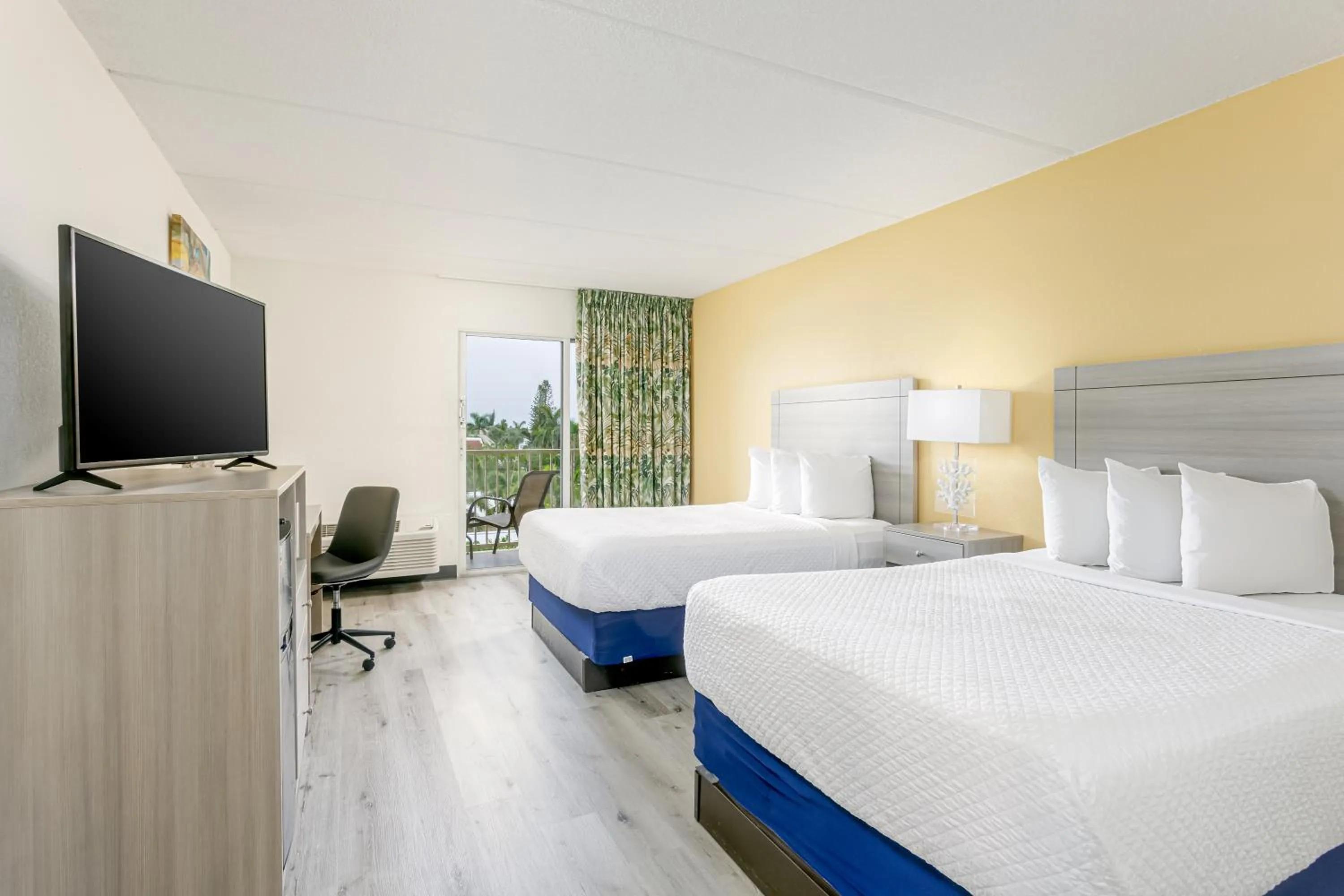 Bedroom, Bed in Hutchinson Island Hotel