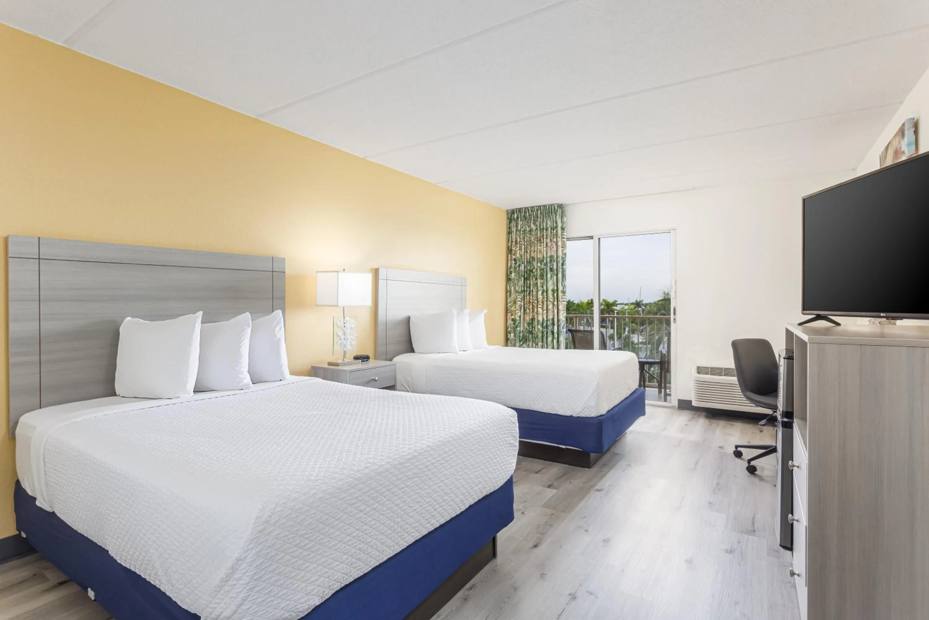 Bedroom, Bed in Hutchinson Island Hotel