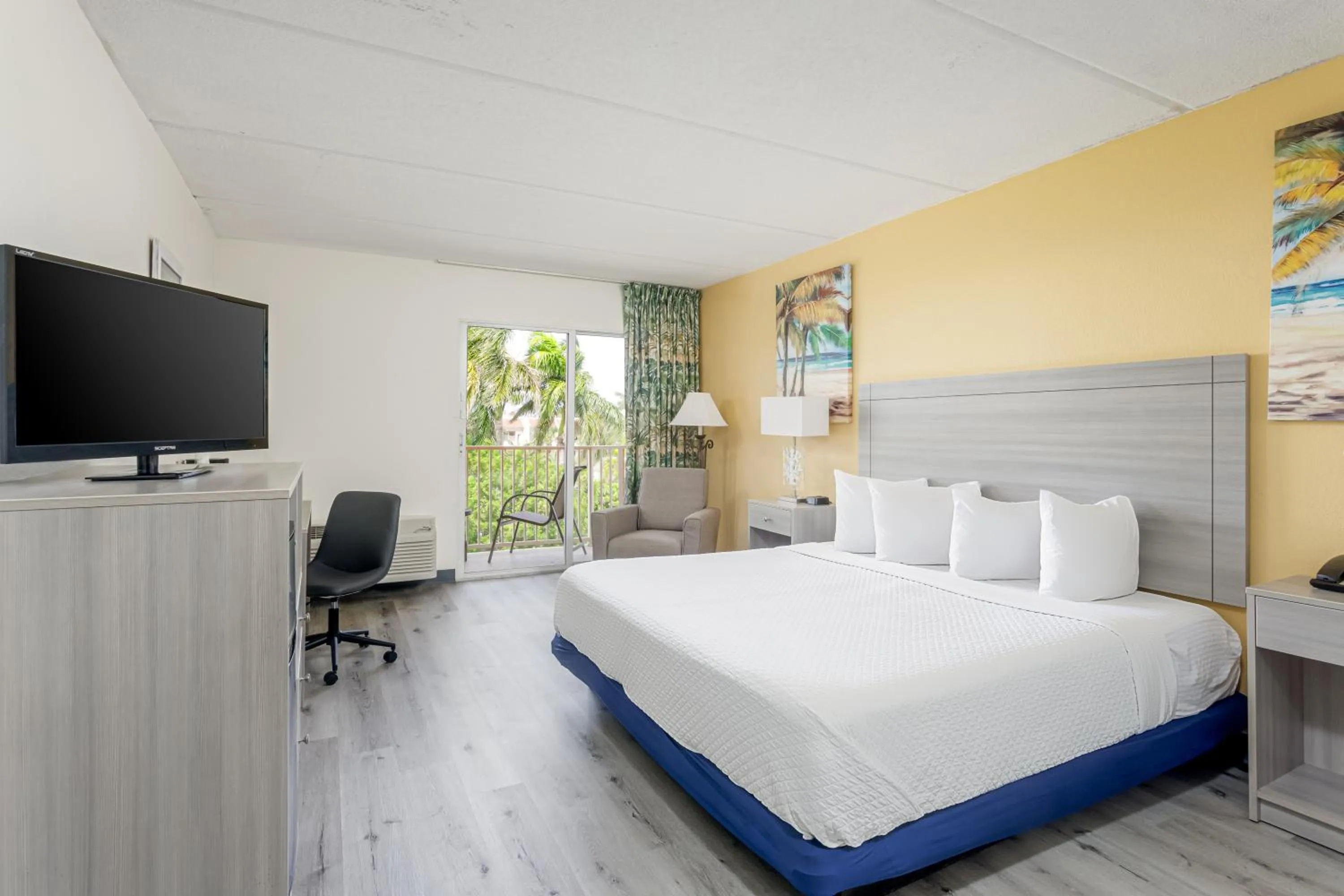 Bedroom, Bed in Hutchinson Island Hotel