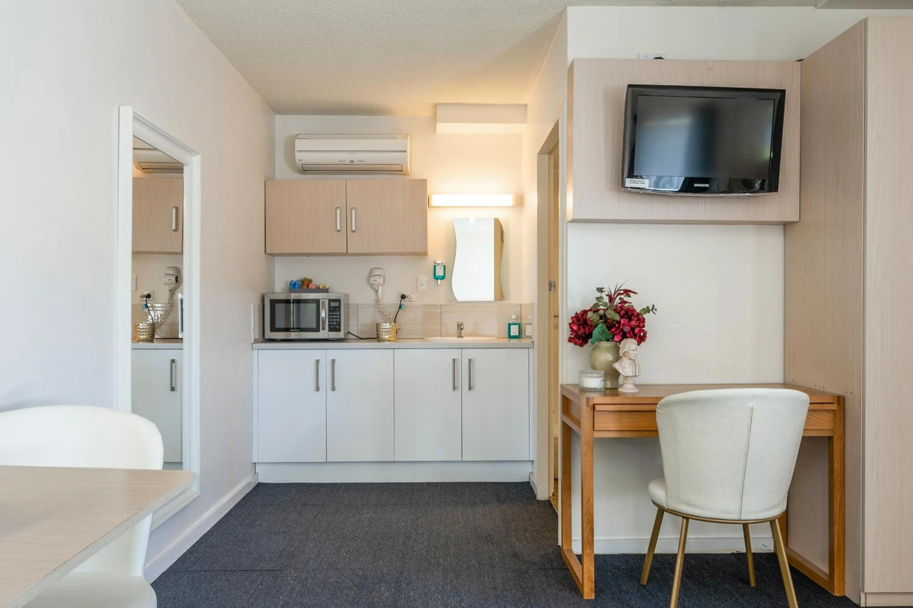 Seating area in Adelaide Granada Motor Inn