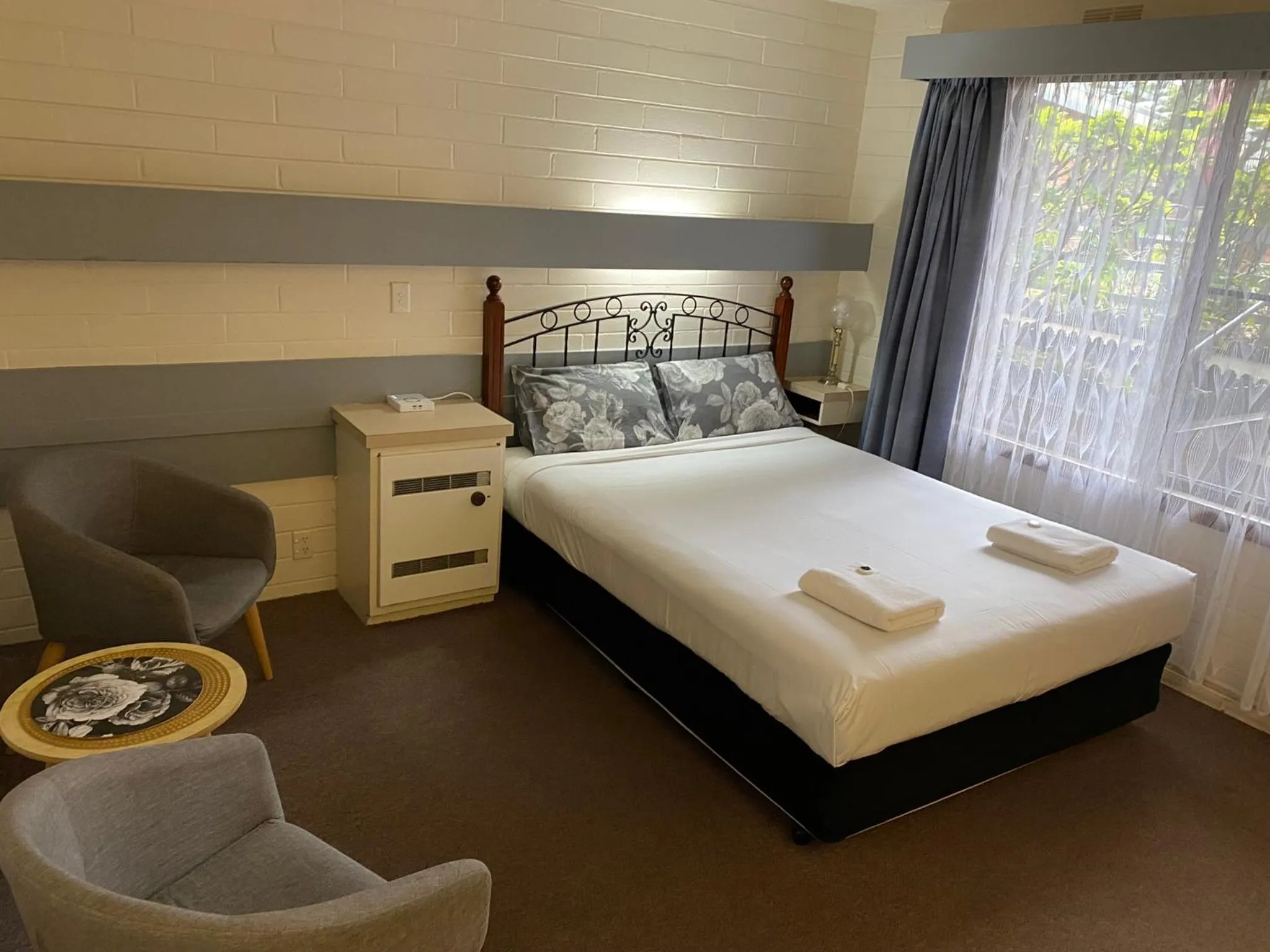 Bed in Mahogany Motel Warrnambool