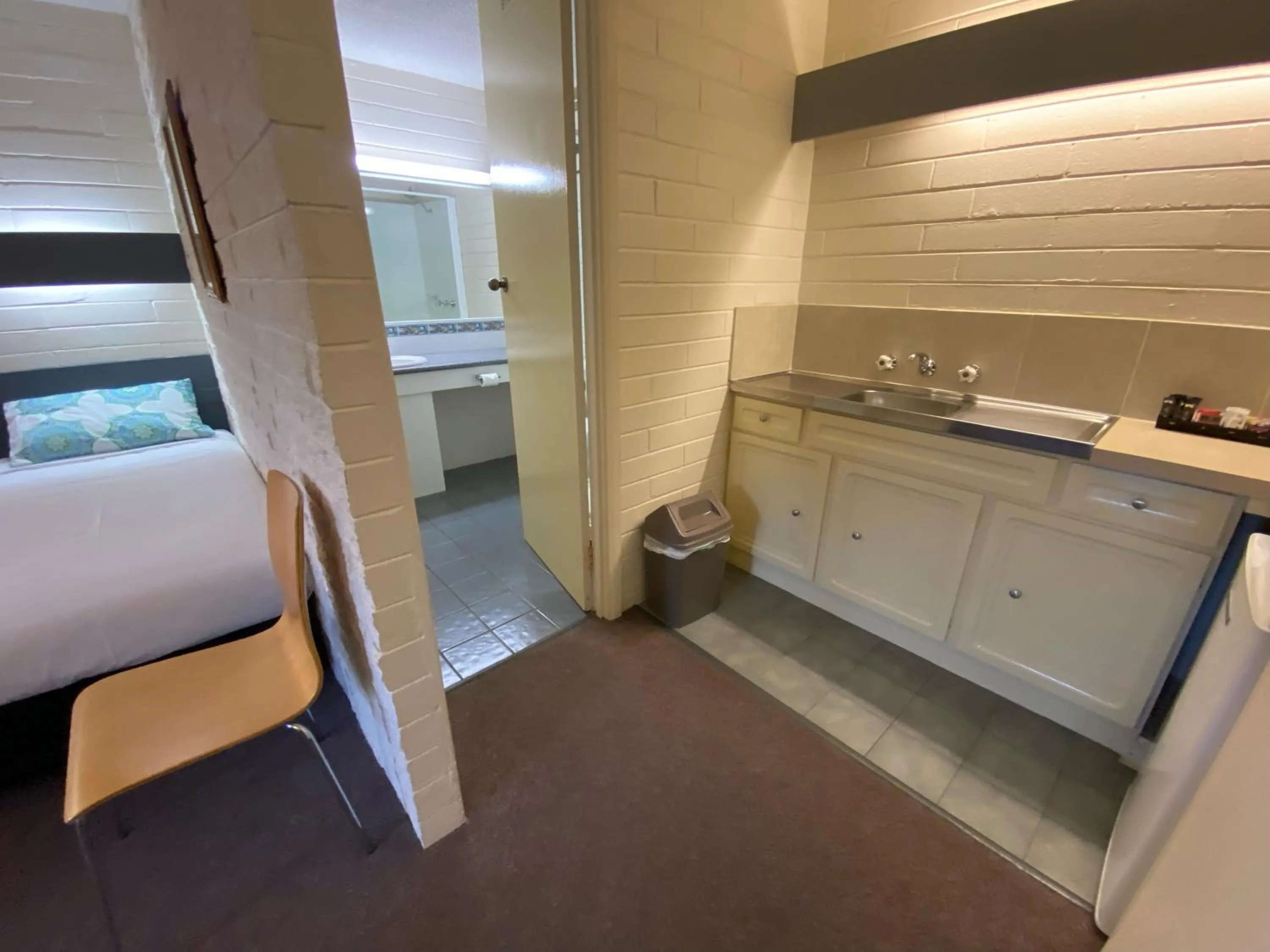 Bathroom in Mahogany Motel Warrnambool