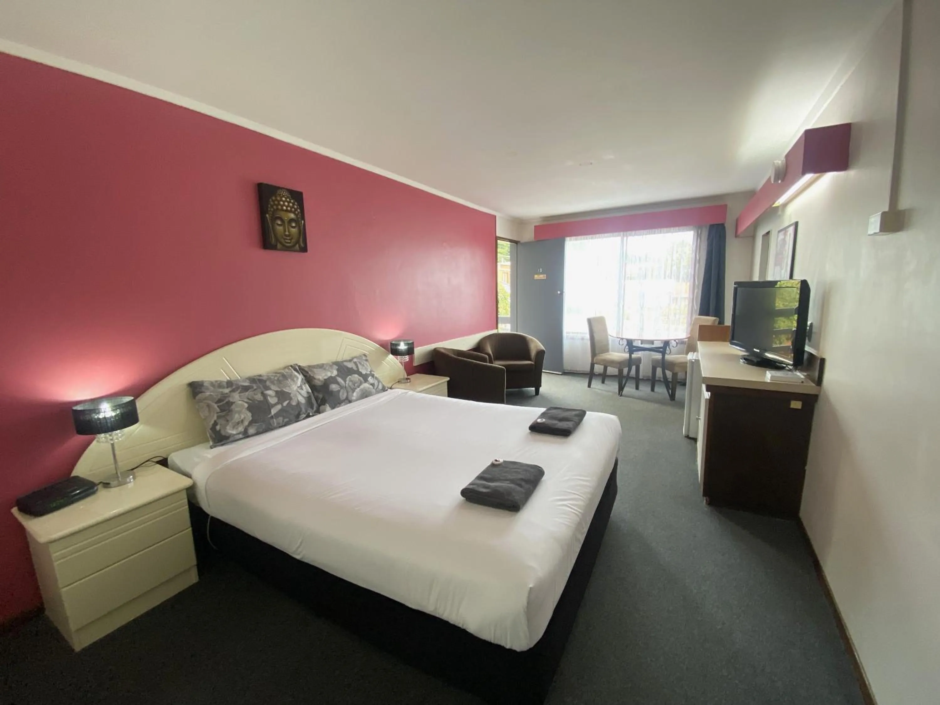 Photo of the whole room, Bed in Mahogany Motel Warrnambool