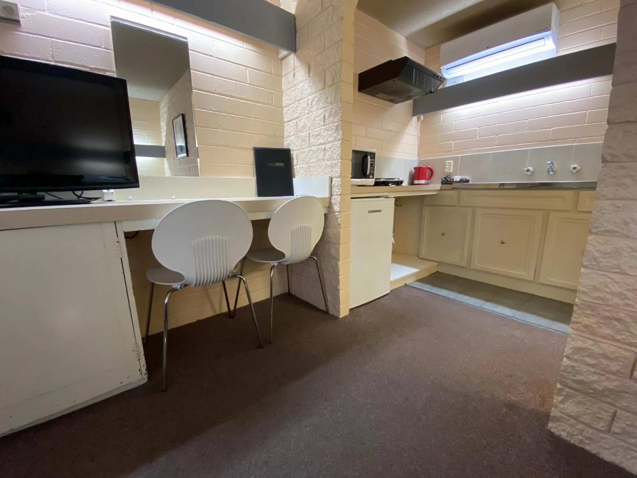 TV and multimedia in Mahogany Motel Warrnambool