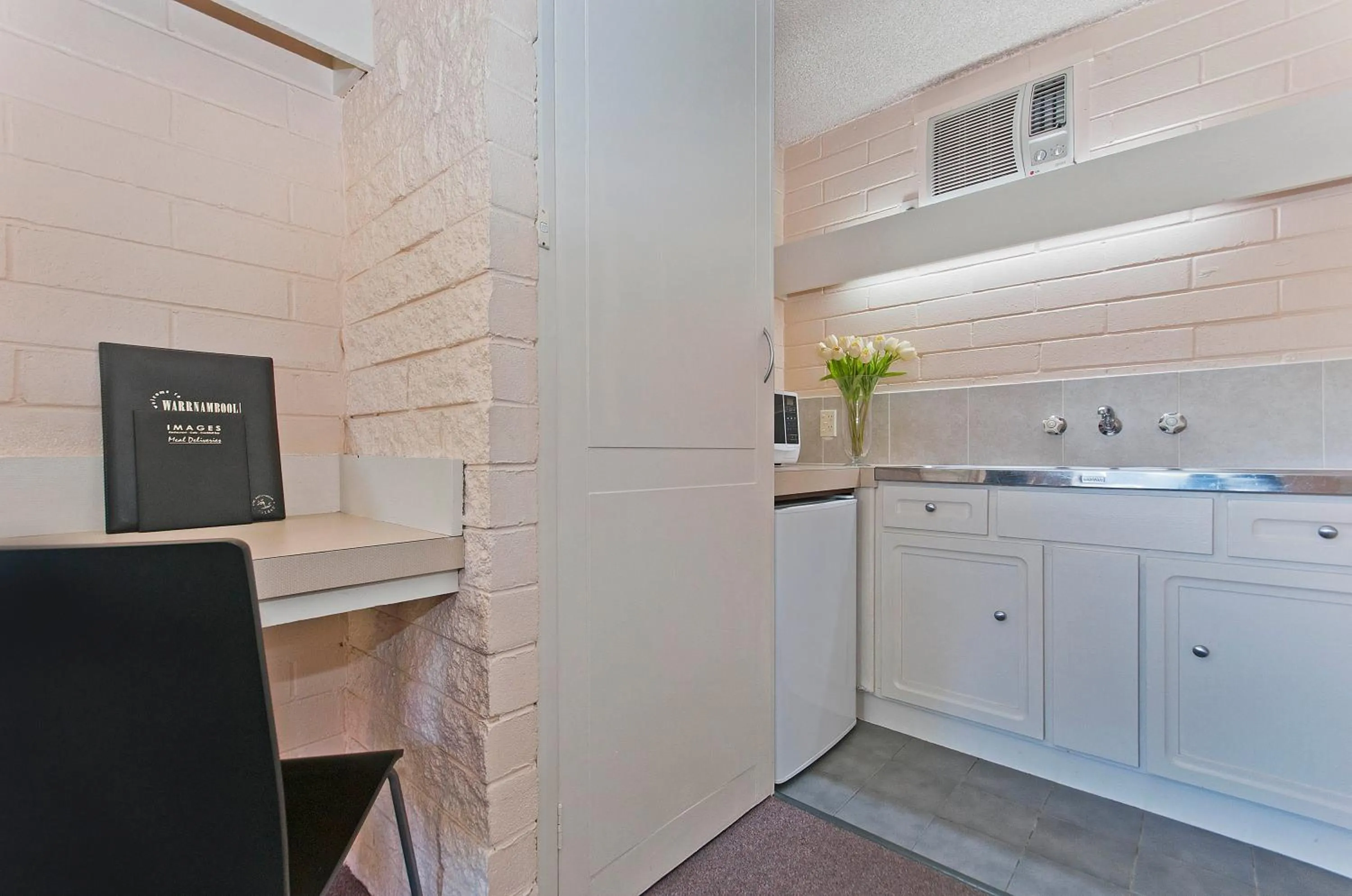 Kitchen or kitchenette in Mahogany Motel Warrnambool