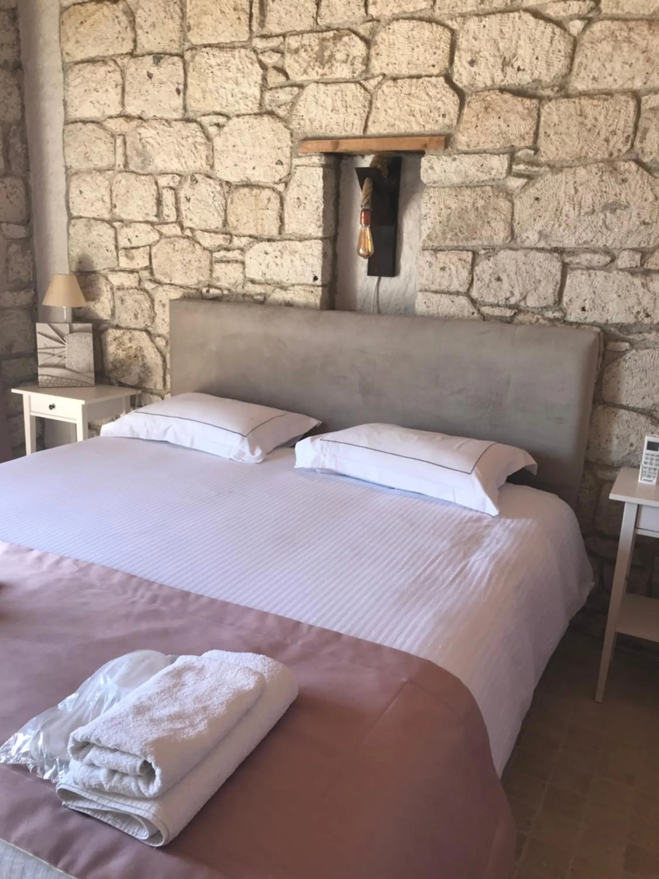 Bed in Çona Otel