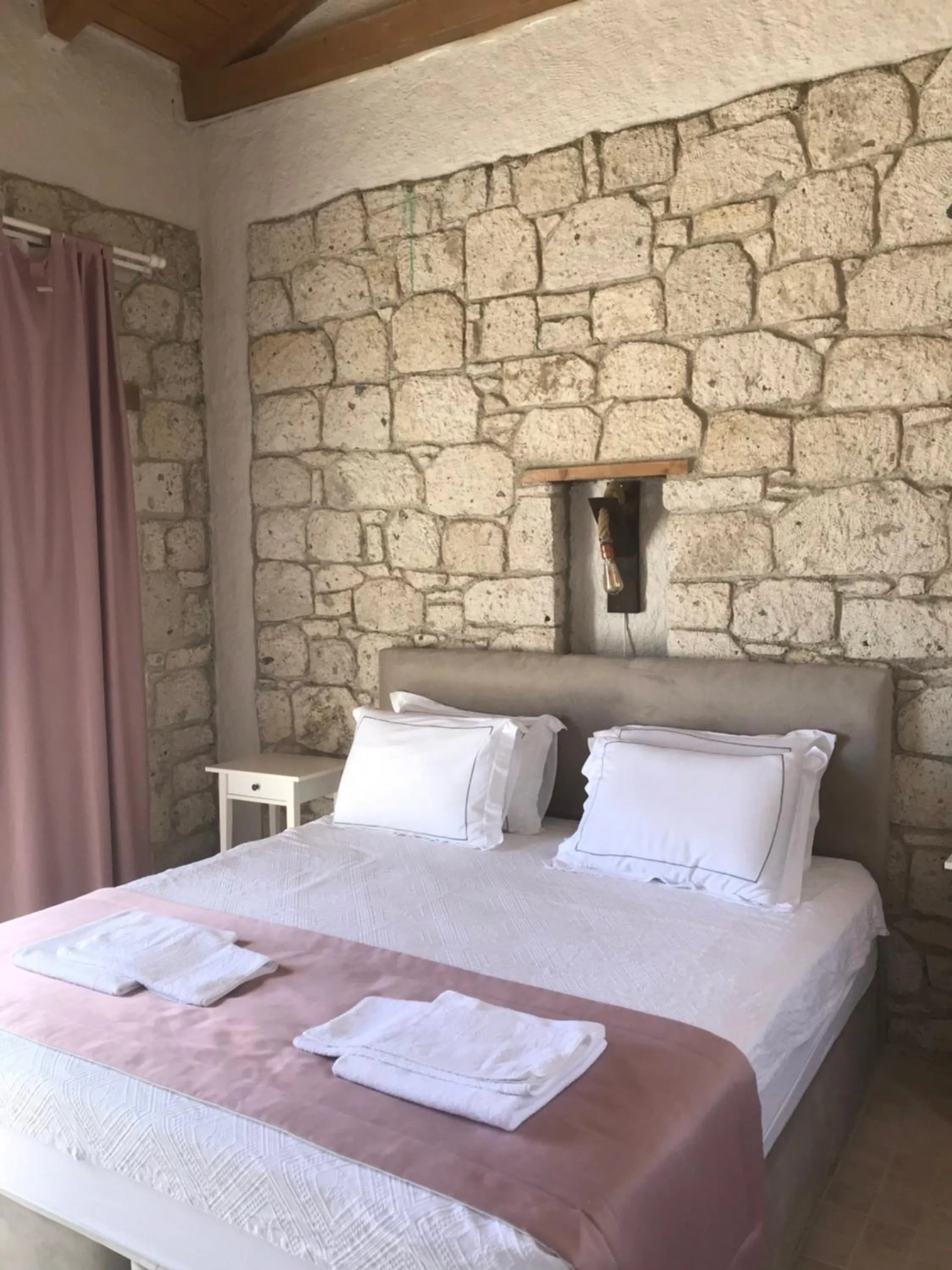 Bedroom in Çona Otel