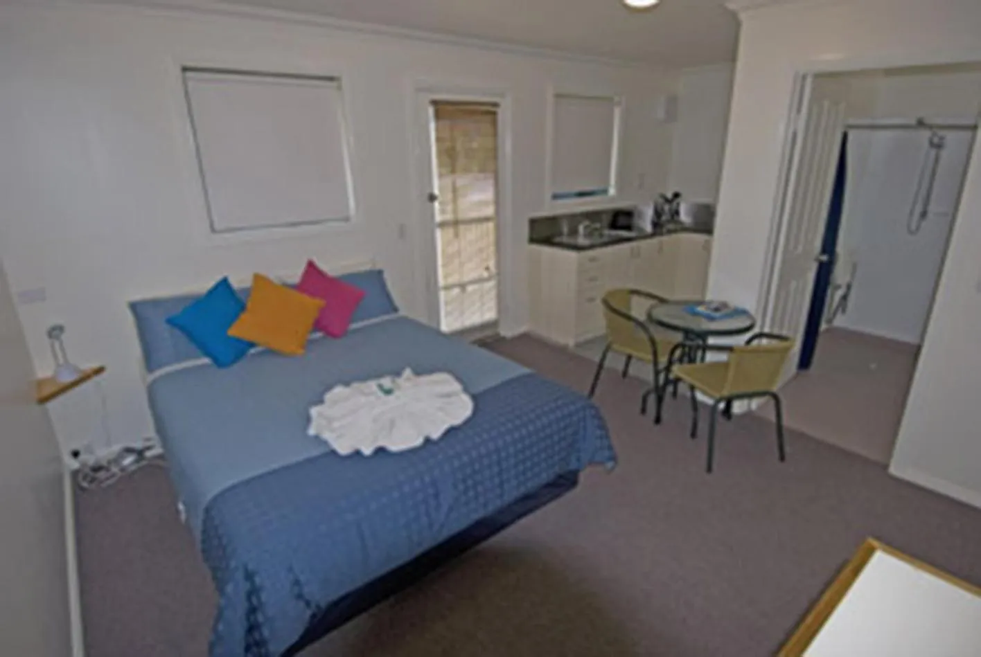Property building, Bed in Strahan Retreat Holiday Park