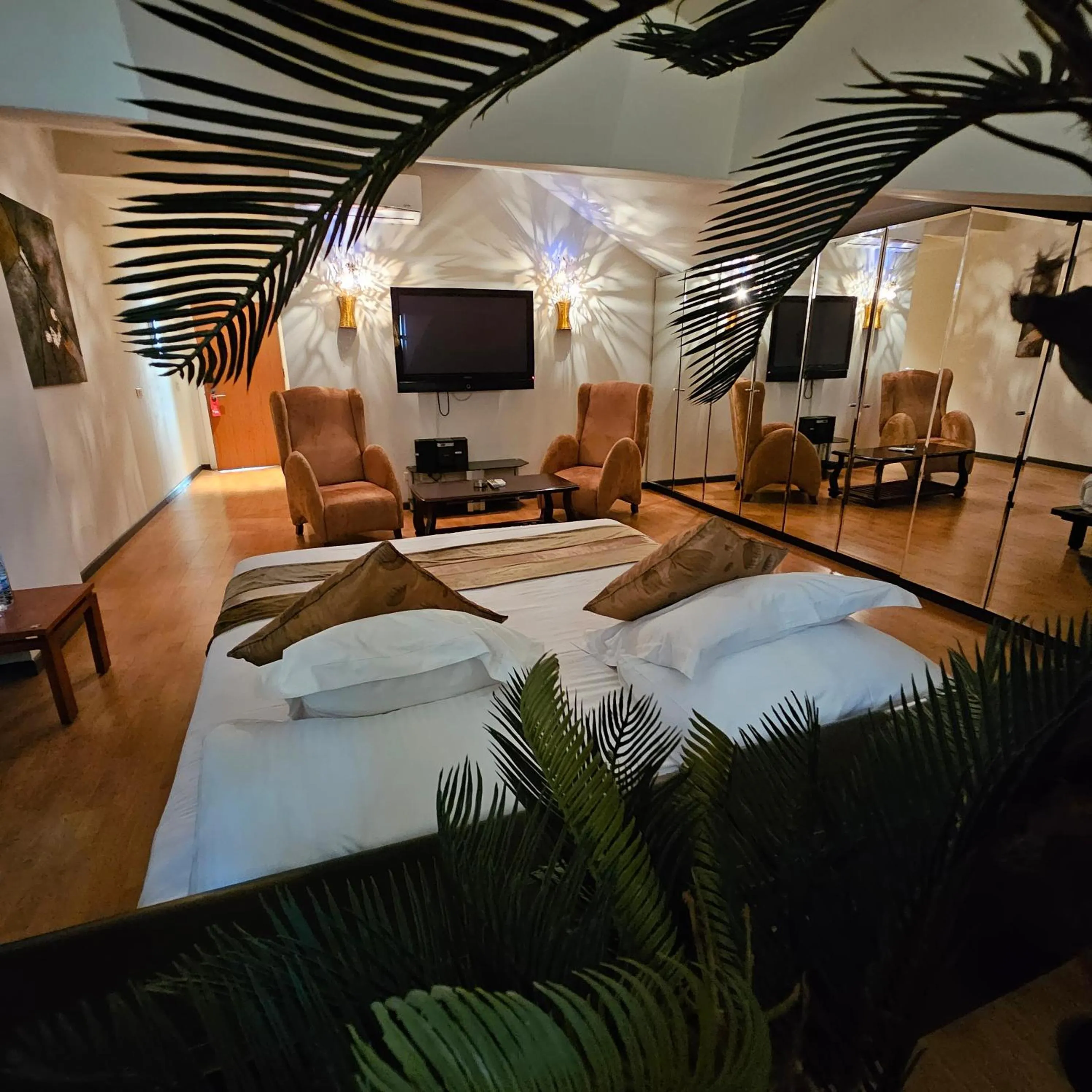 Hot Tub, Bed in Princessa Hotel