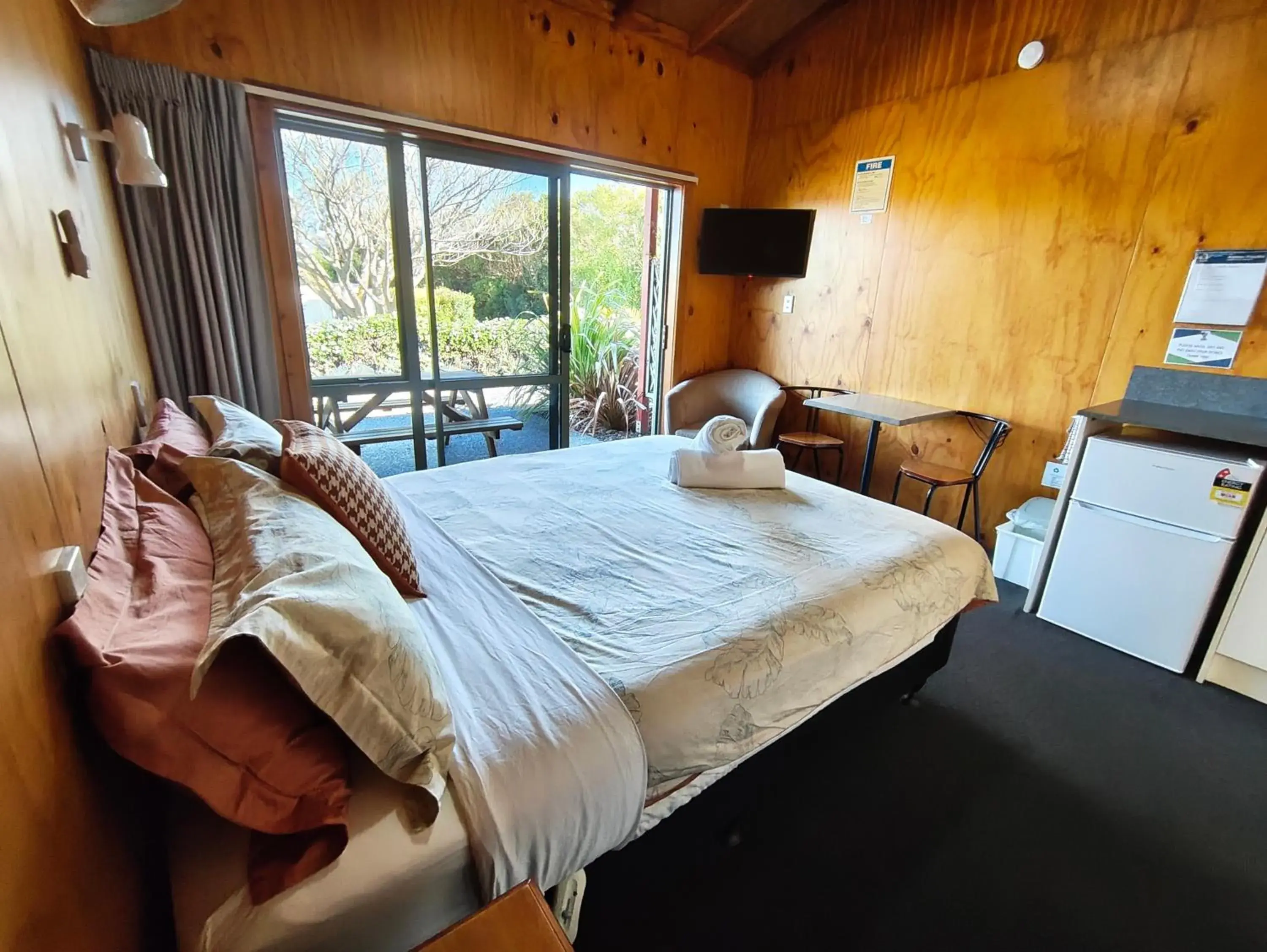 Deluxe Cabin with Ensuite (2 People) in Alpine-Pacific Holiday Park Deluxe Cabin with Ensuite (2 People) in Alpine-Pacific Holiday Park