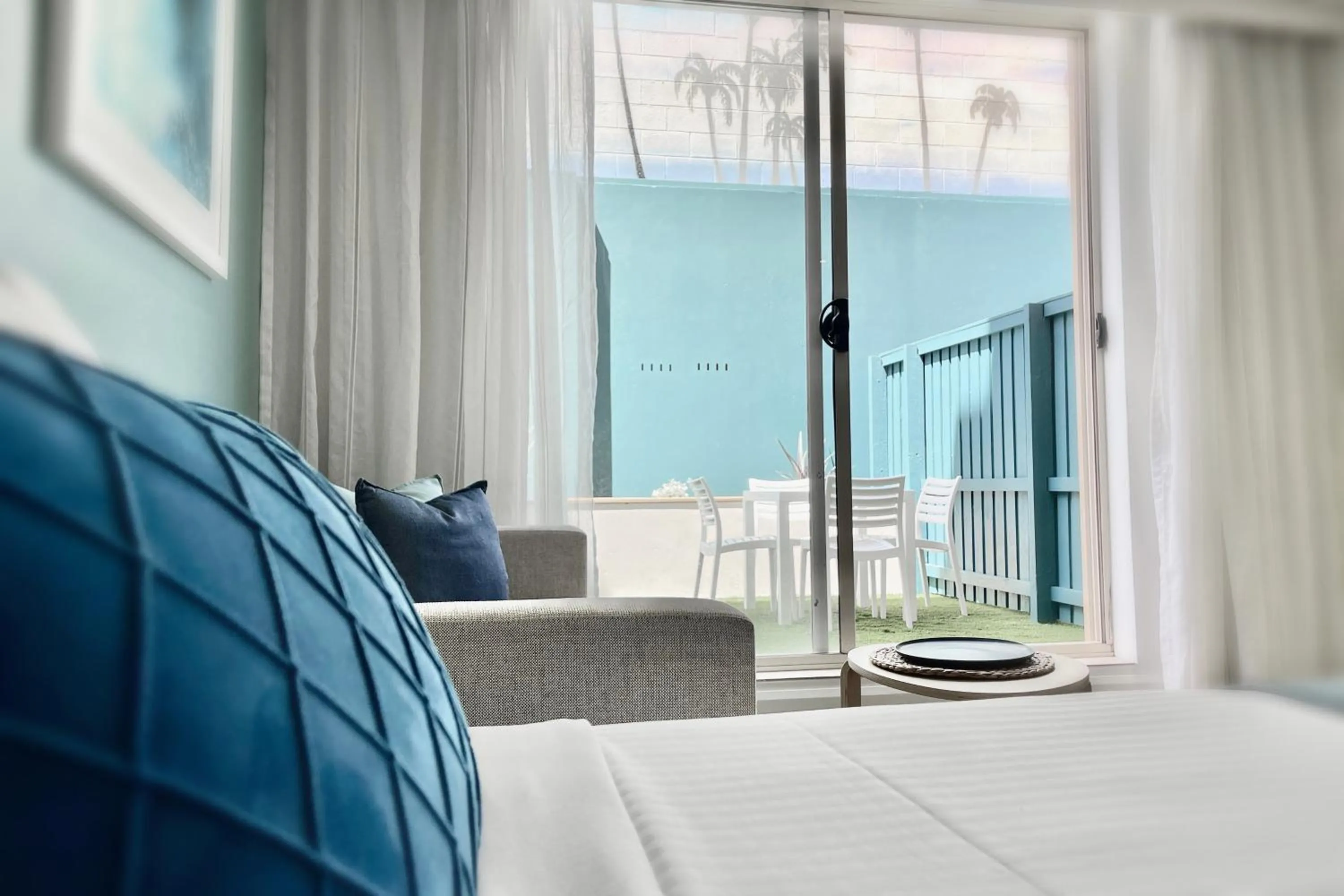 Inner courtyard view, Bed in Coogee Sands Hotel & Apartments