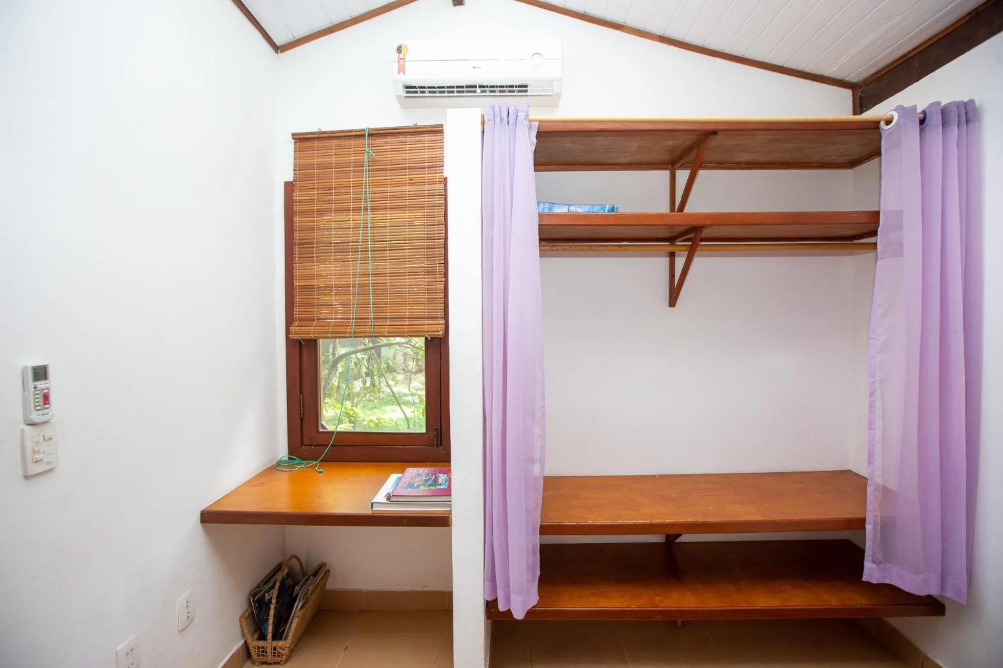 wardrobe, Bed in Recanto dos Pássaros Zen Apartamentos em meio de Natureza