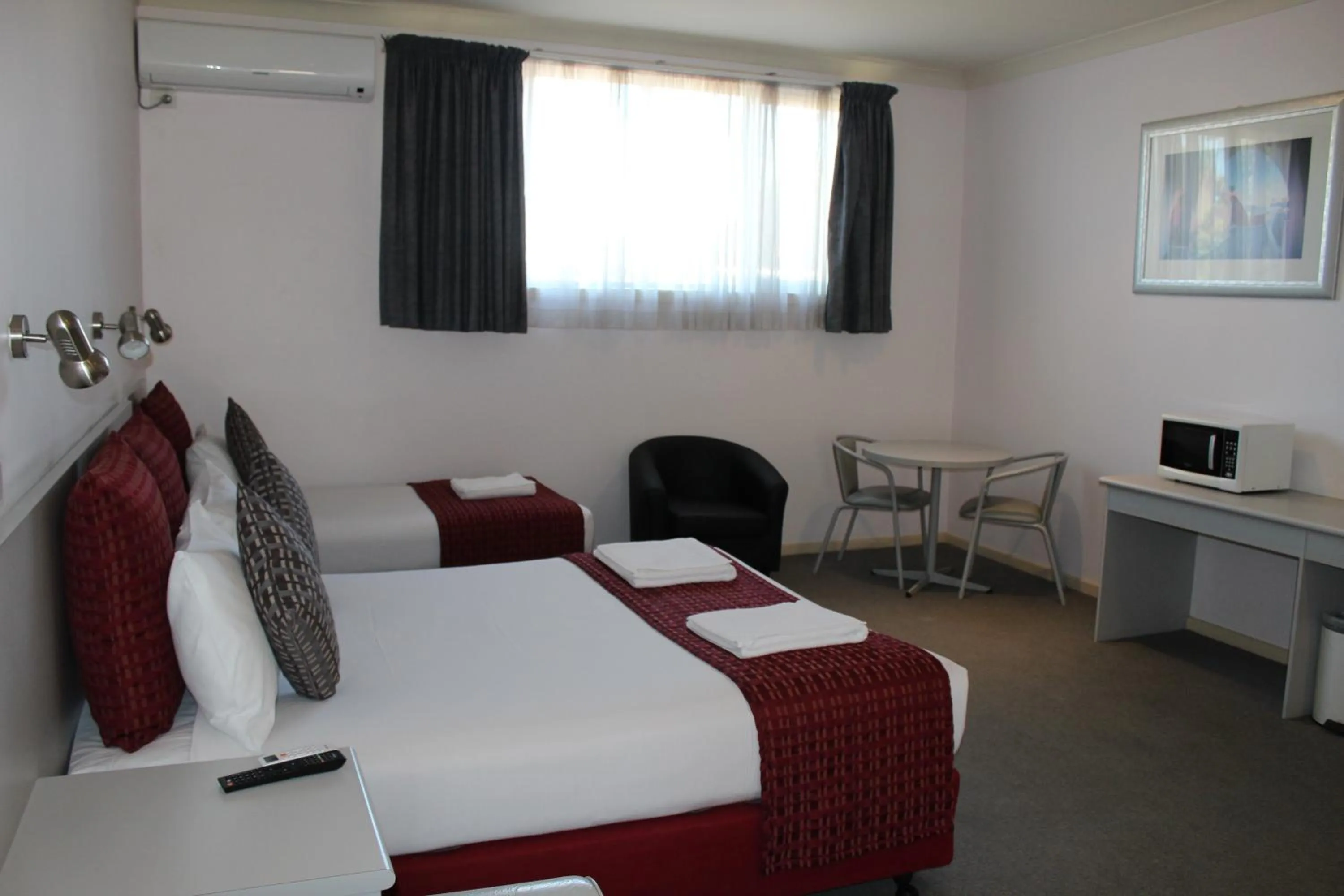 Bed in Hume Villa Motor Inn UNDER NEW MANAGEMENT