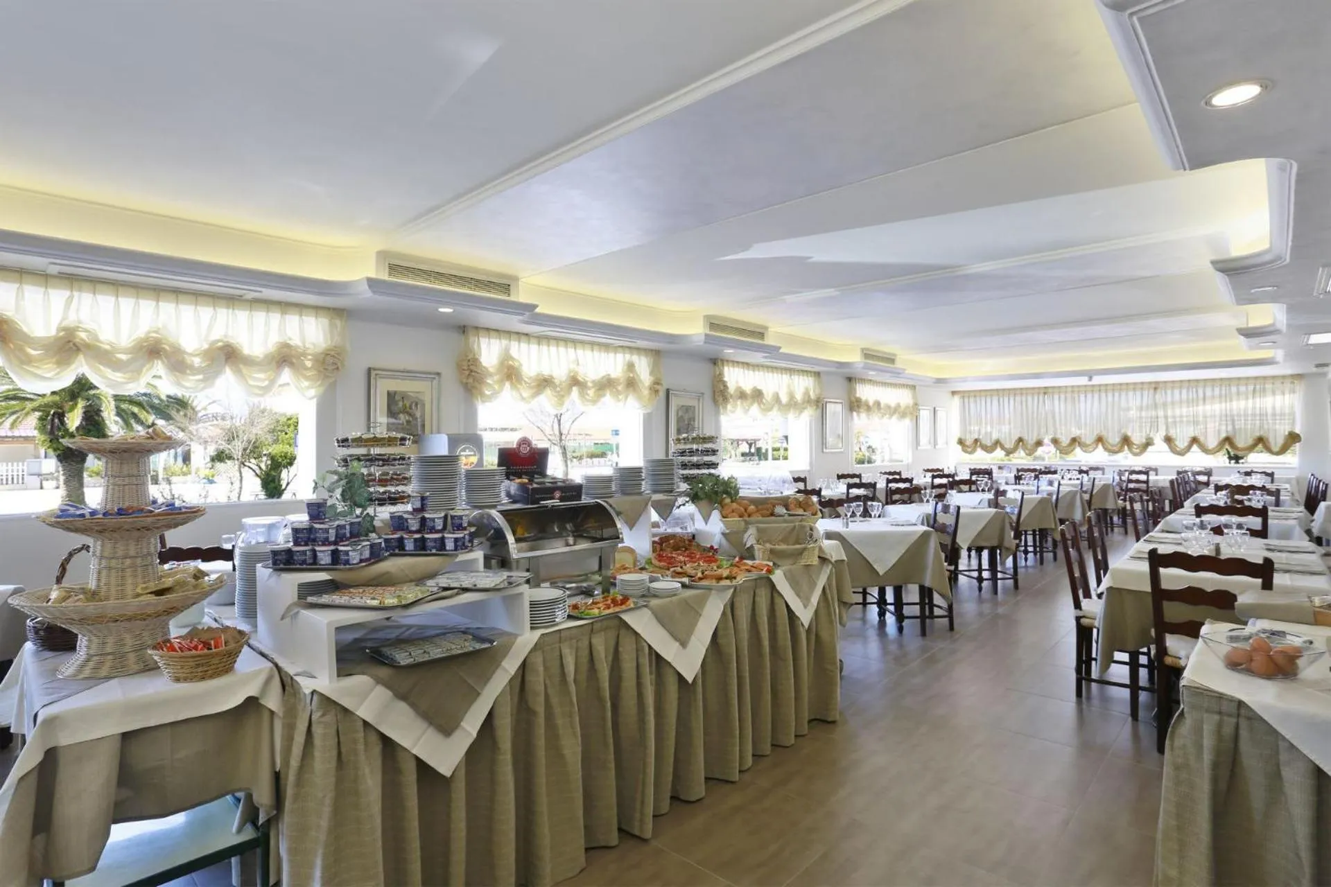 Restaurant/places to eat in Hotel Piccadilly