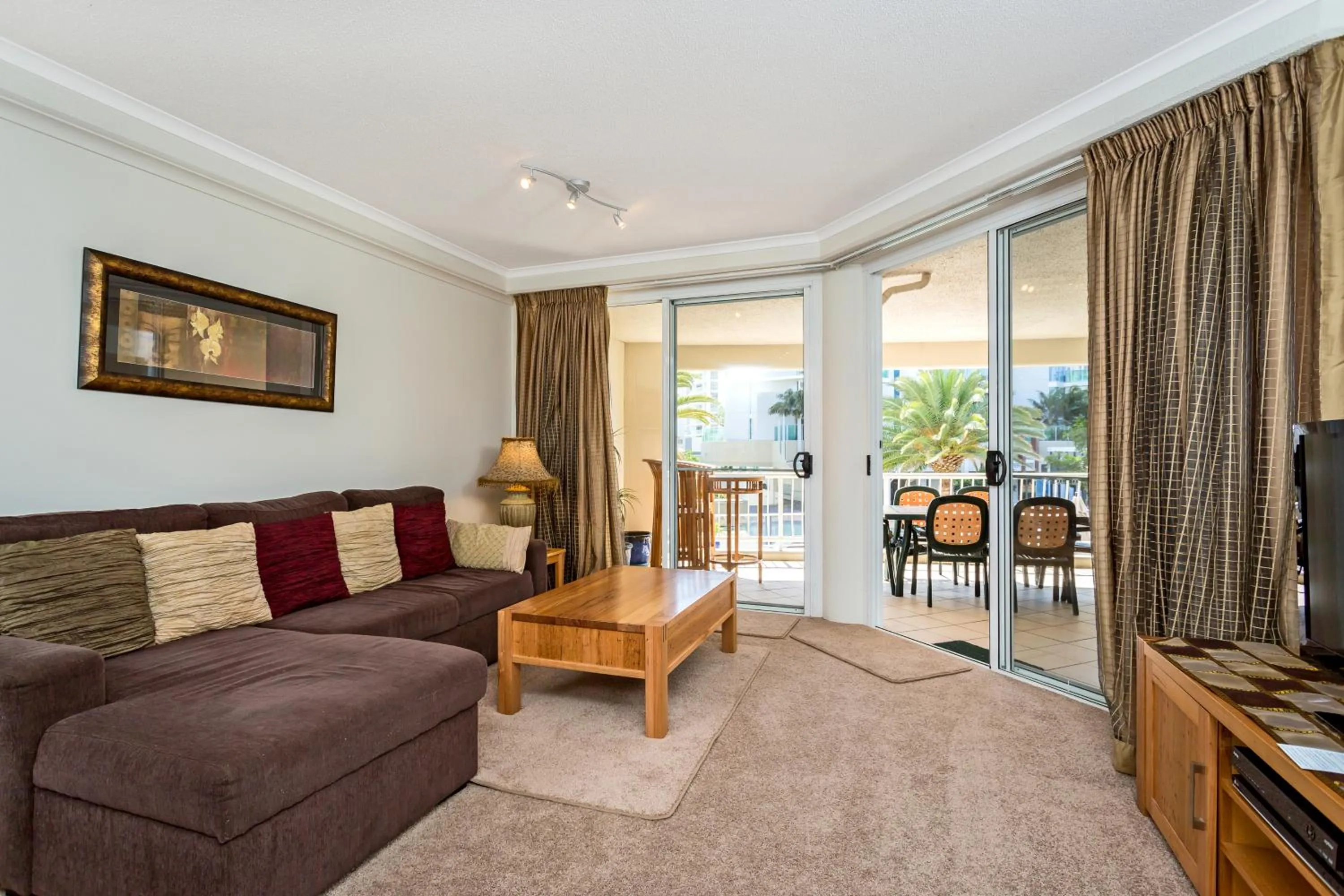 TV and multimedia in Kirra Beach Apartments