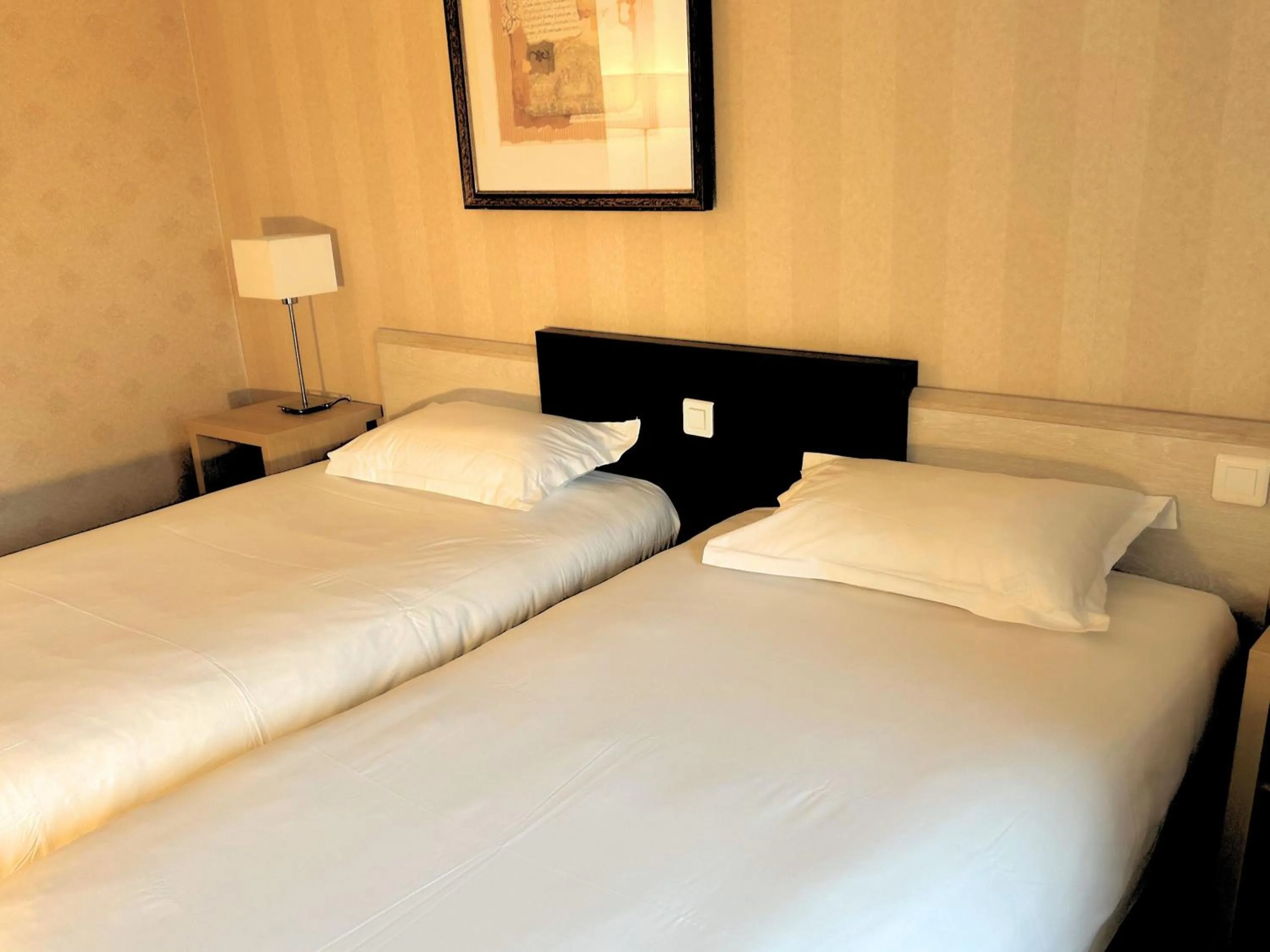 Bed in Hotel Inn Paris CDG Airport