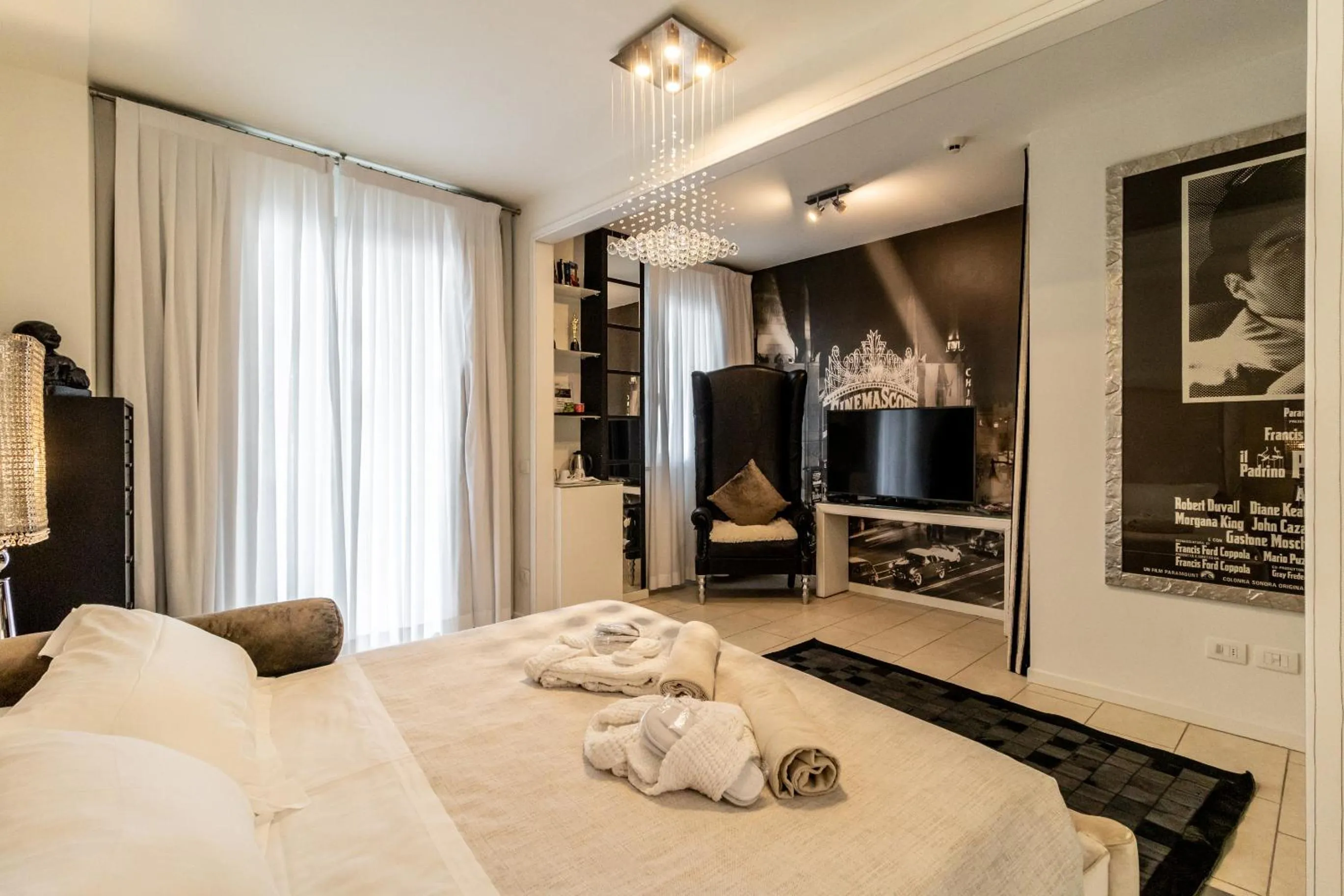 Photo of the whole room, Bed in Vistamare Suite