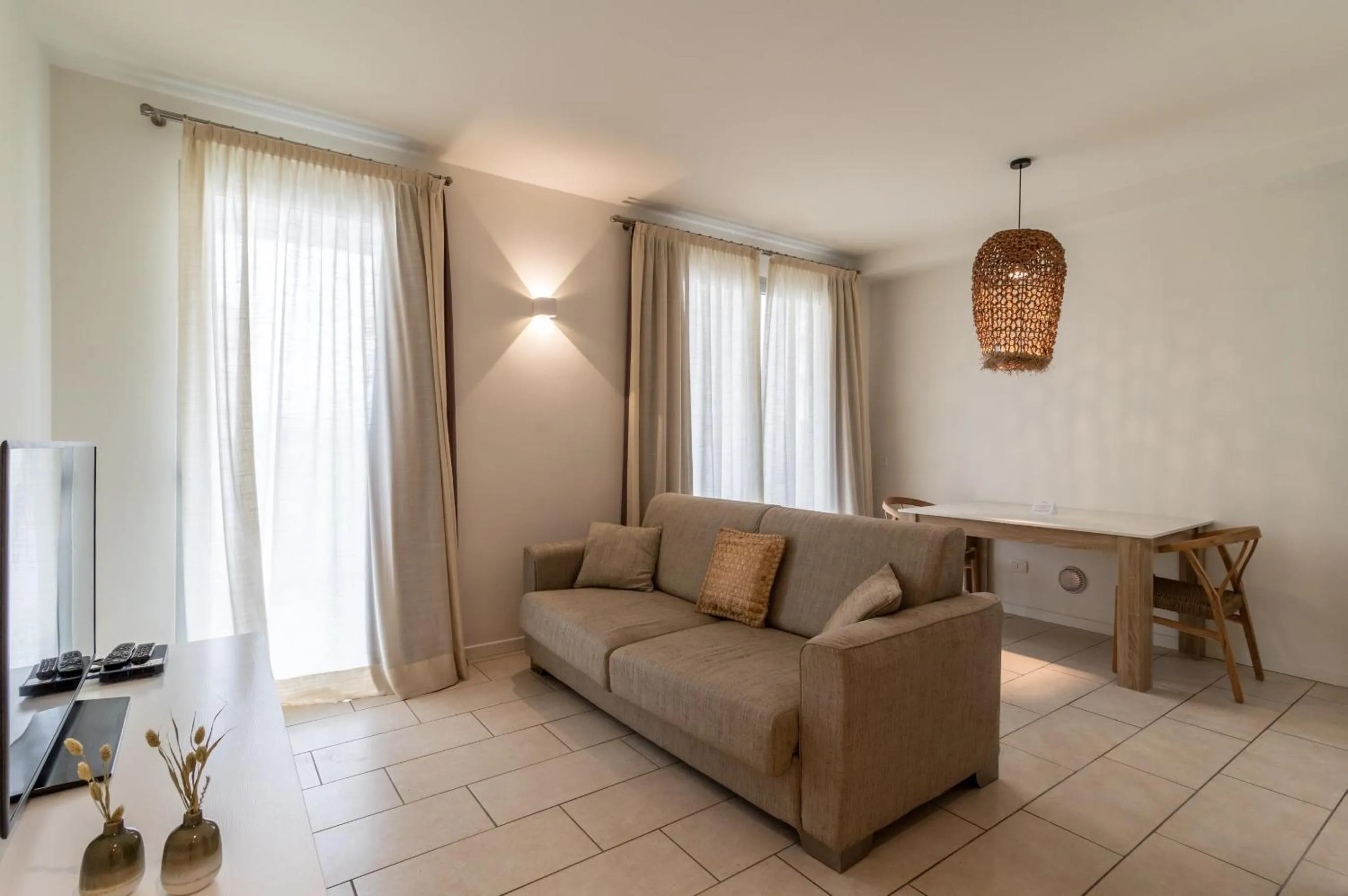 Seating area in Vistamare Suite