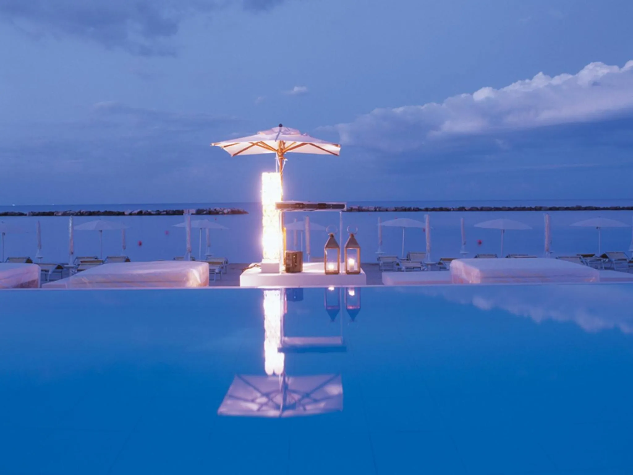 Swimming pool in Vistamare Suite