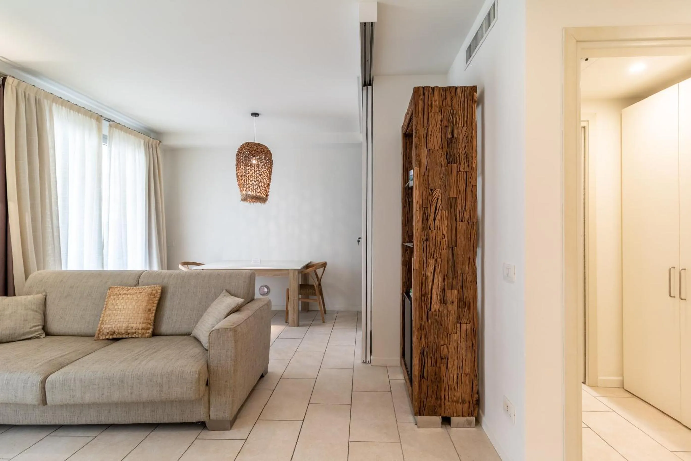 Seating area in Vistamare Suite