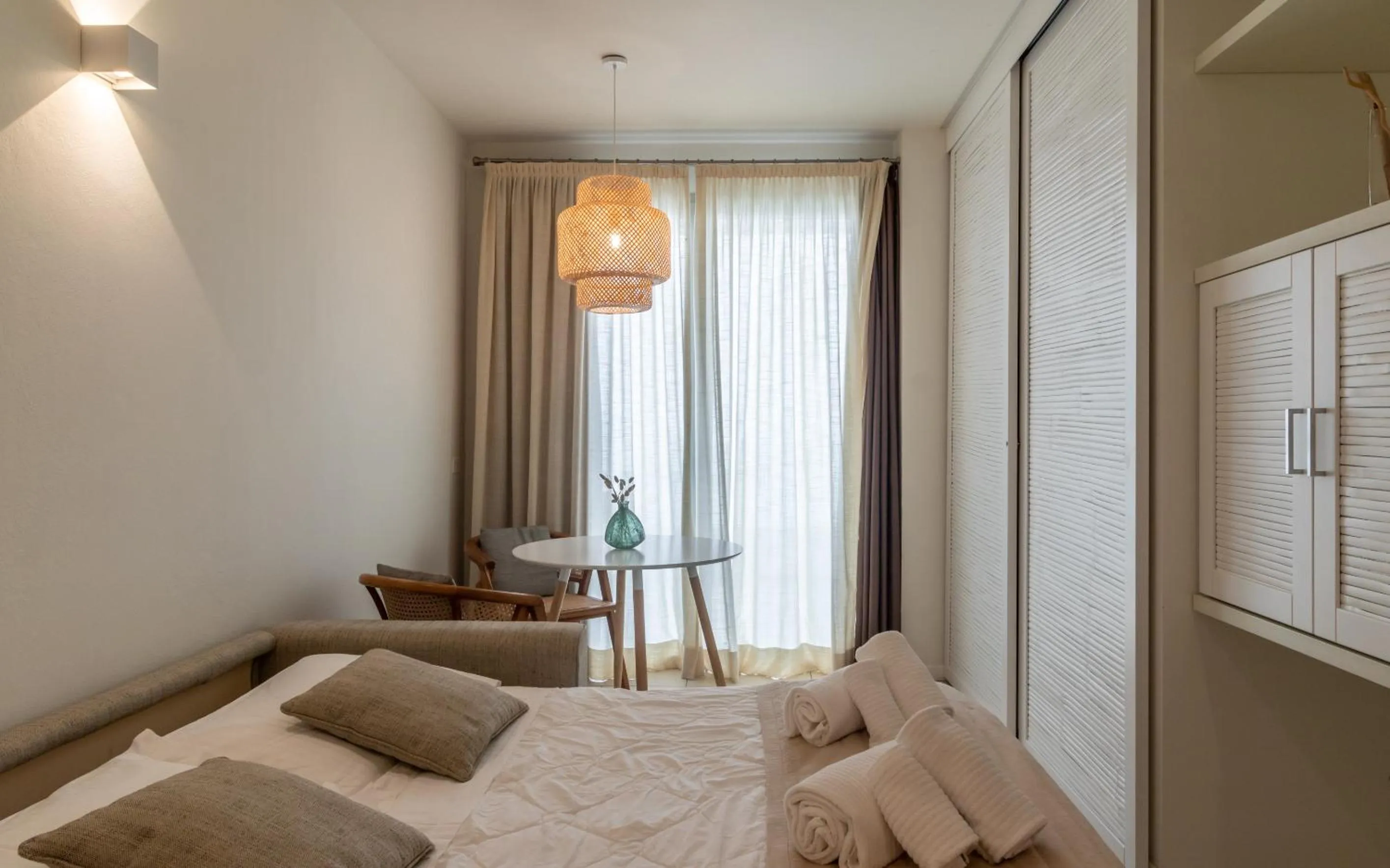 Photo of the whole room, Bed in Vistamare Suite