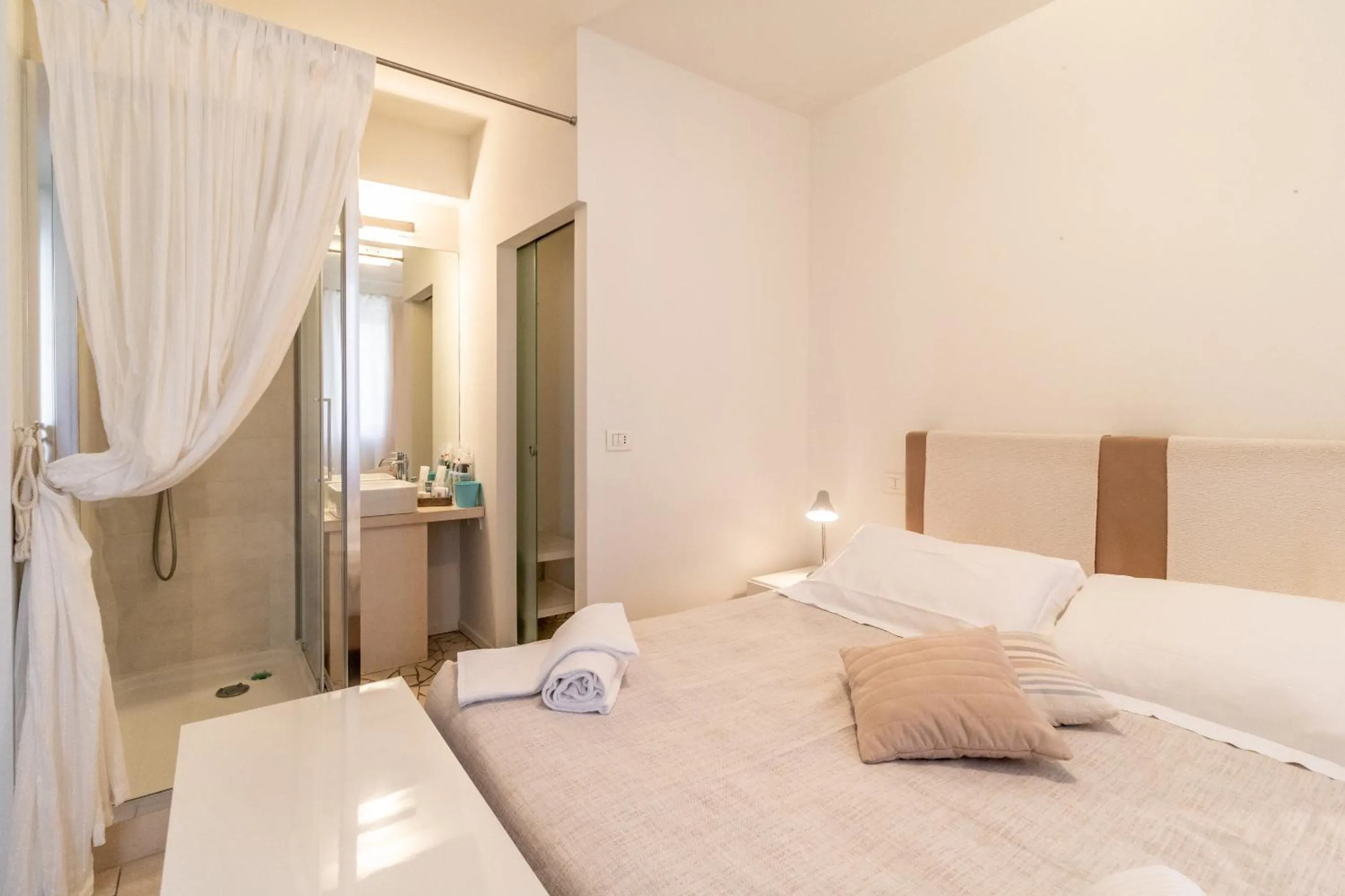 Photo of the whole room, Bed in Vistamare Suite