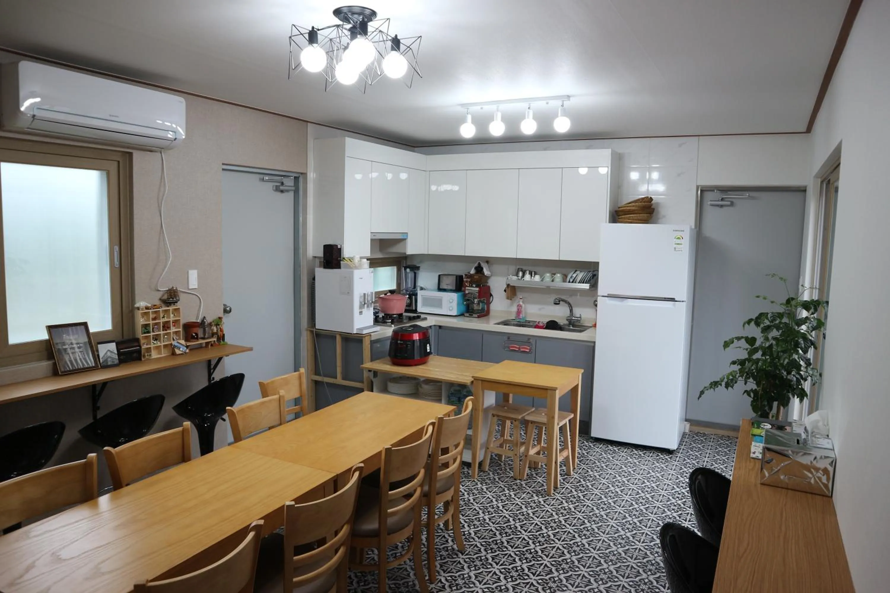 Communal kitchen in Blue Island Guesthouse