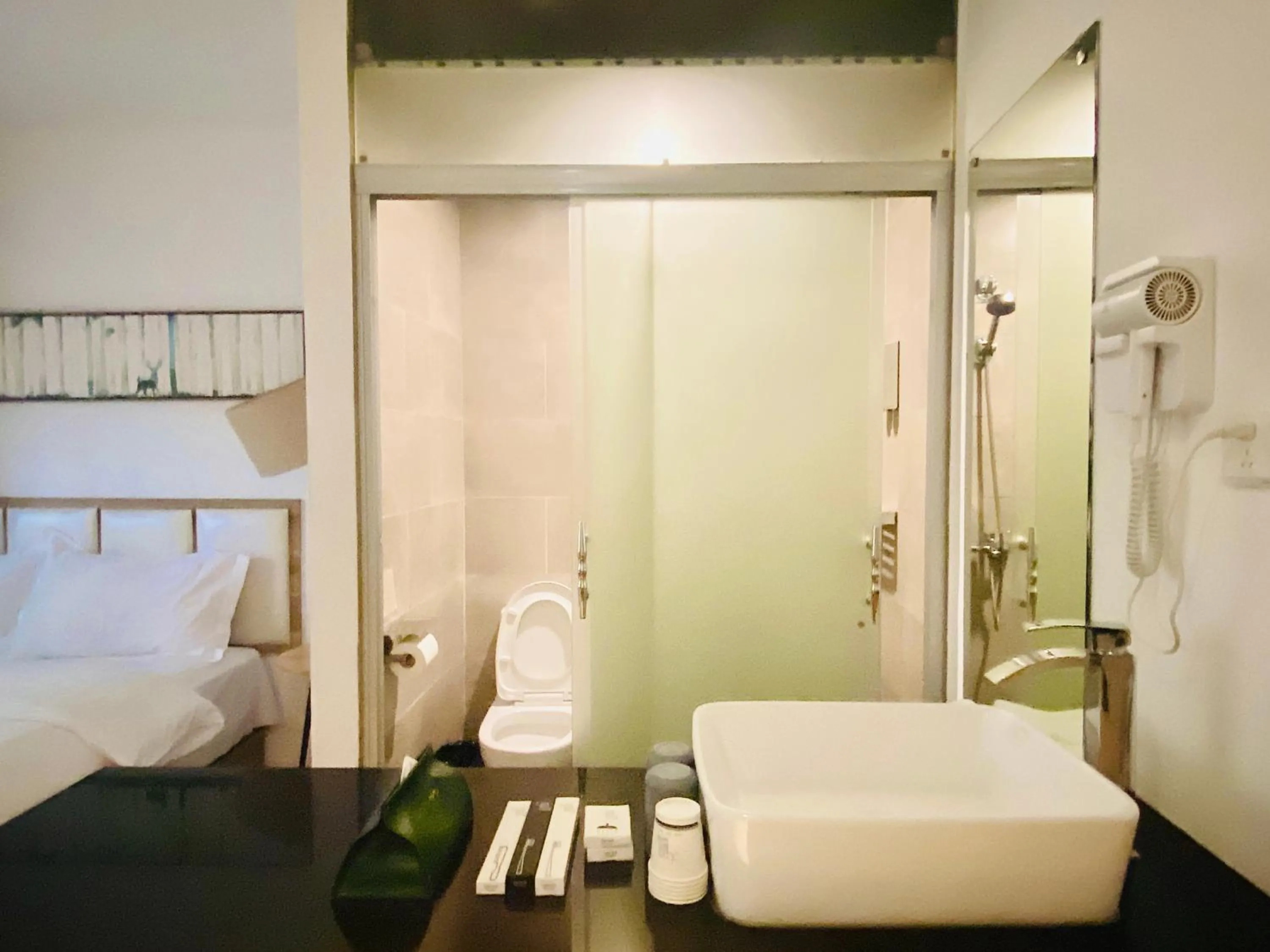 Shower, Bed in Dayin International Youth Hostel - Oriental Pearl & Lujiazui