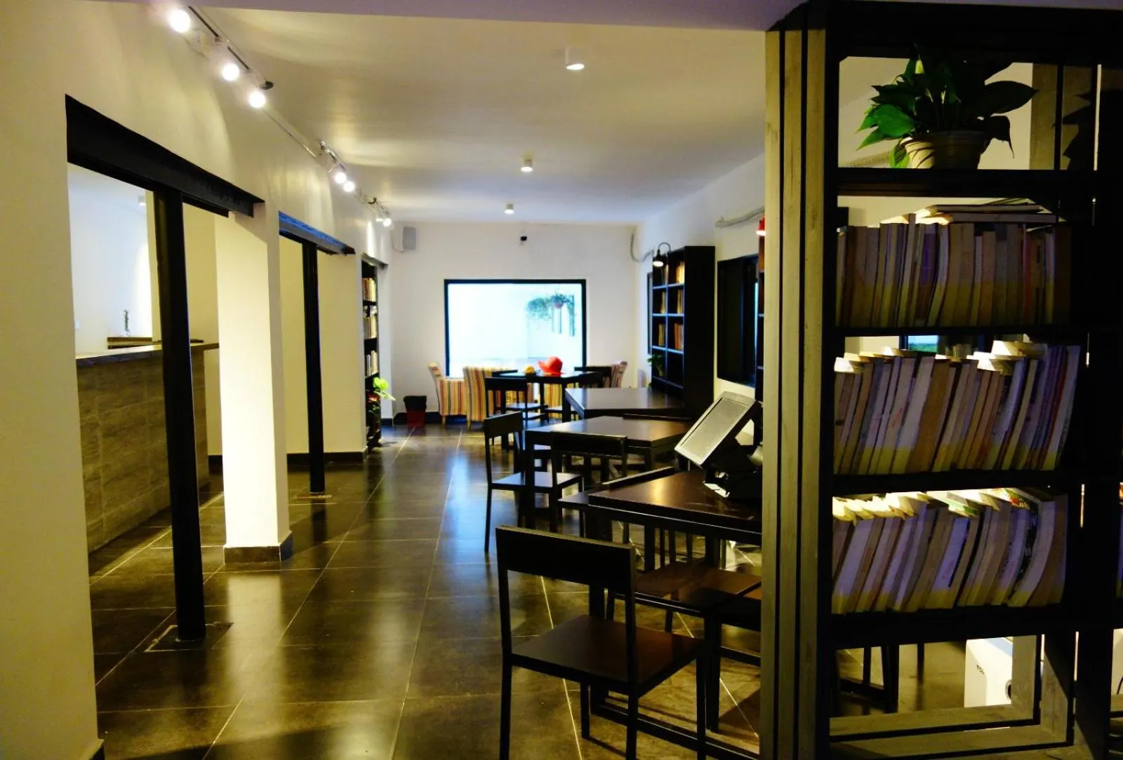 Library in Dayin International Youth Hostel - Oriental Pearl & Lujiazui