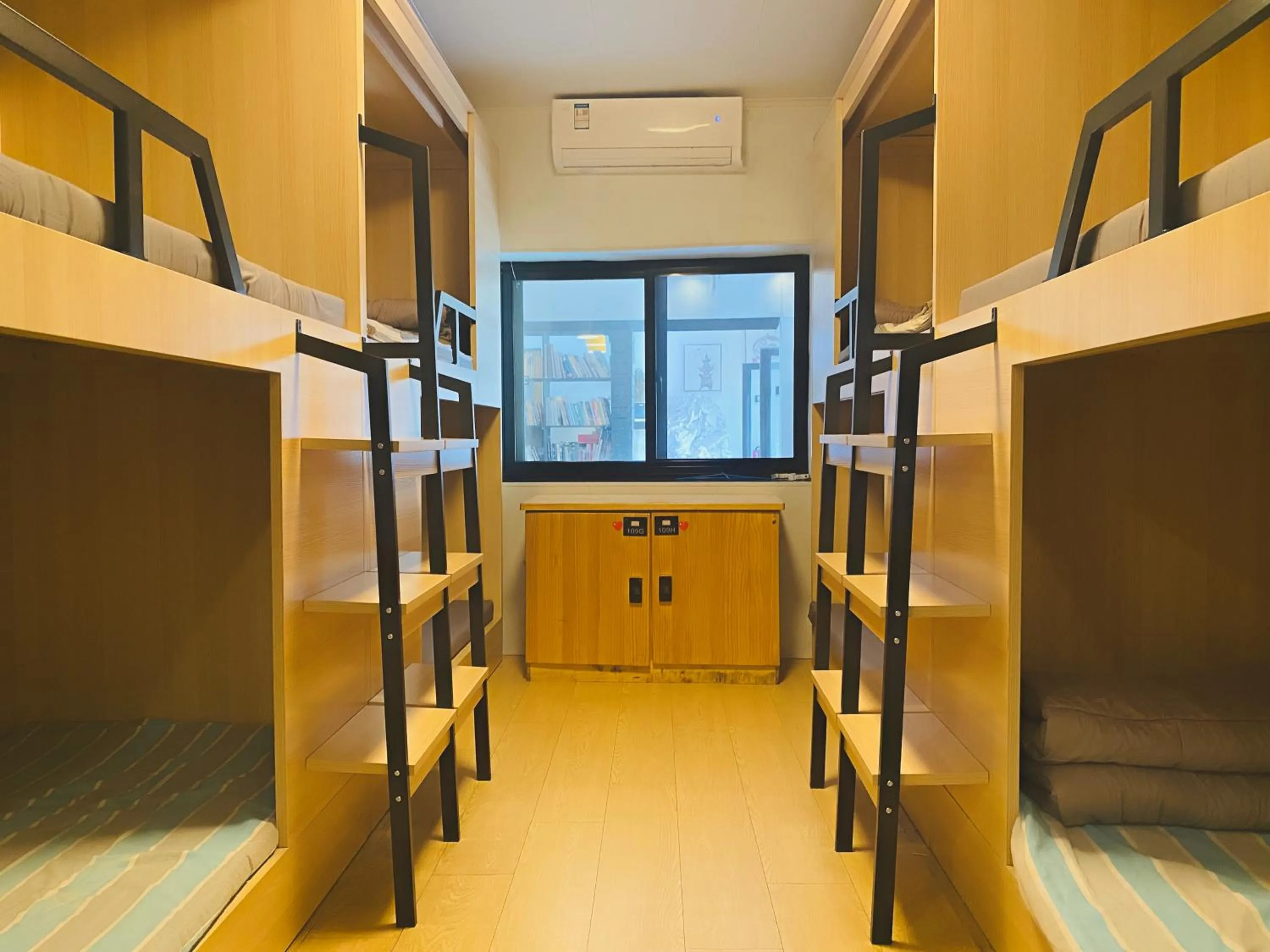 bunk bed, Bed in Dayin International Youth Hostel - Oriental Pearl & Lujiazui