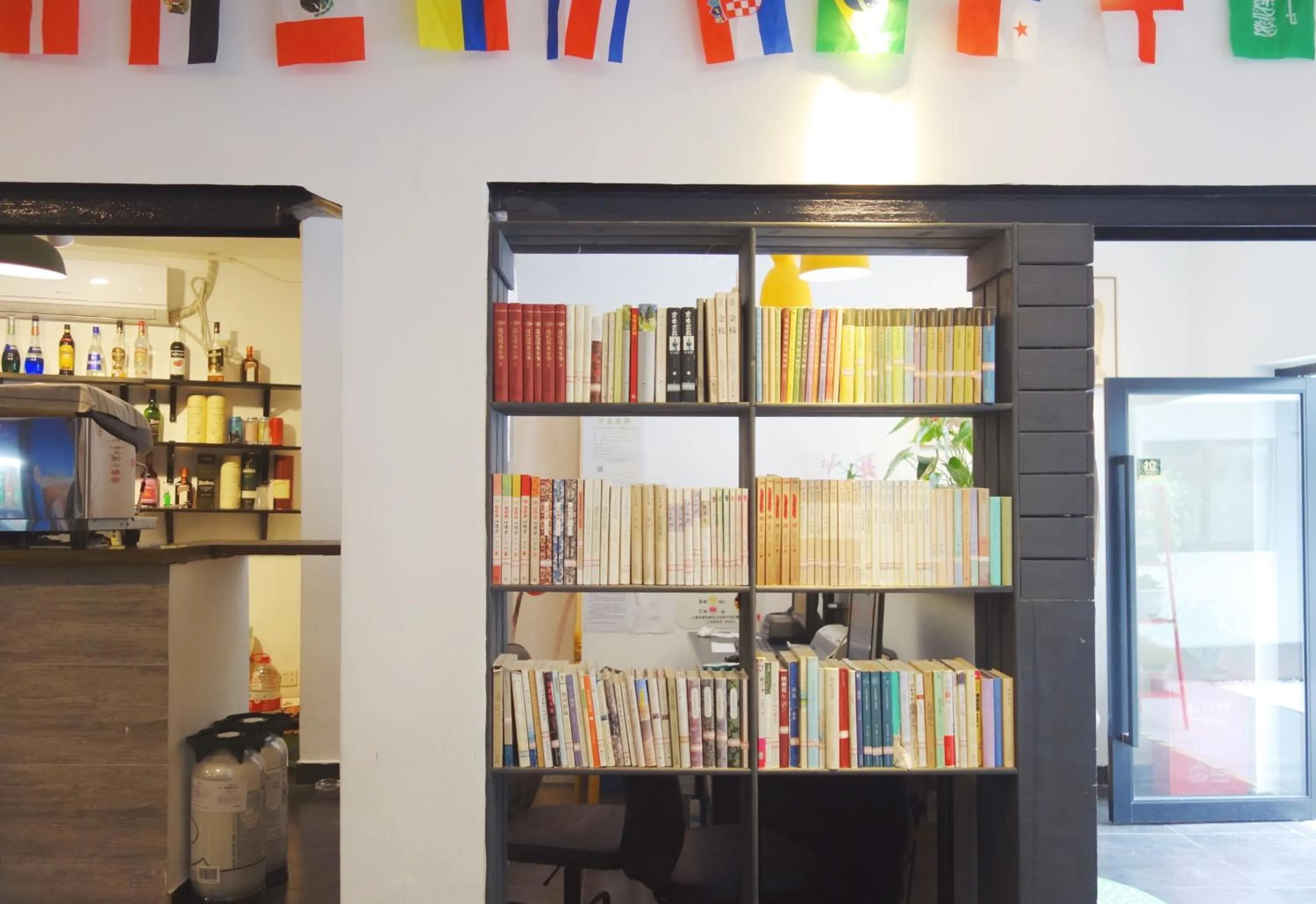 Library in Dayin International Youth Hostel - Oriental Pearl & Lujiazui