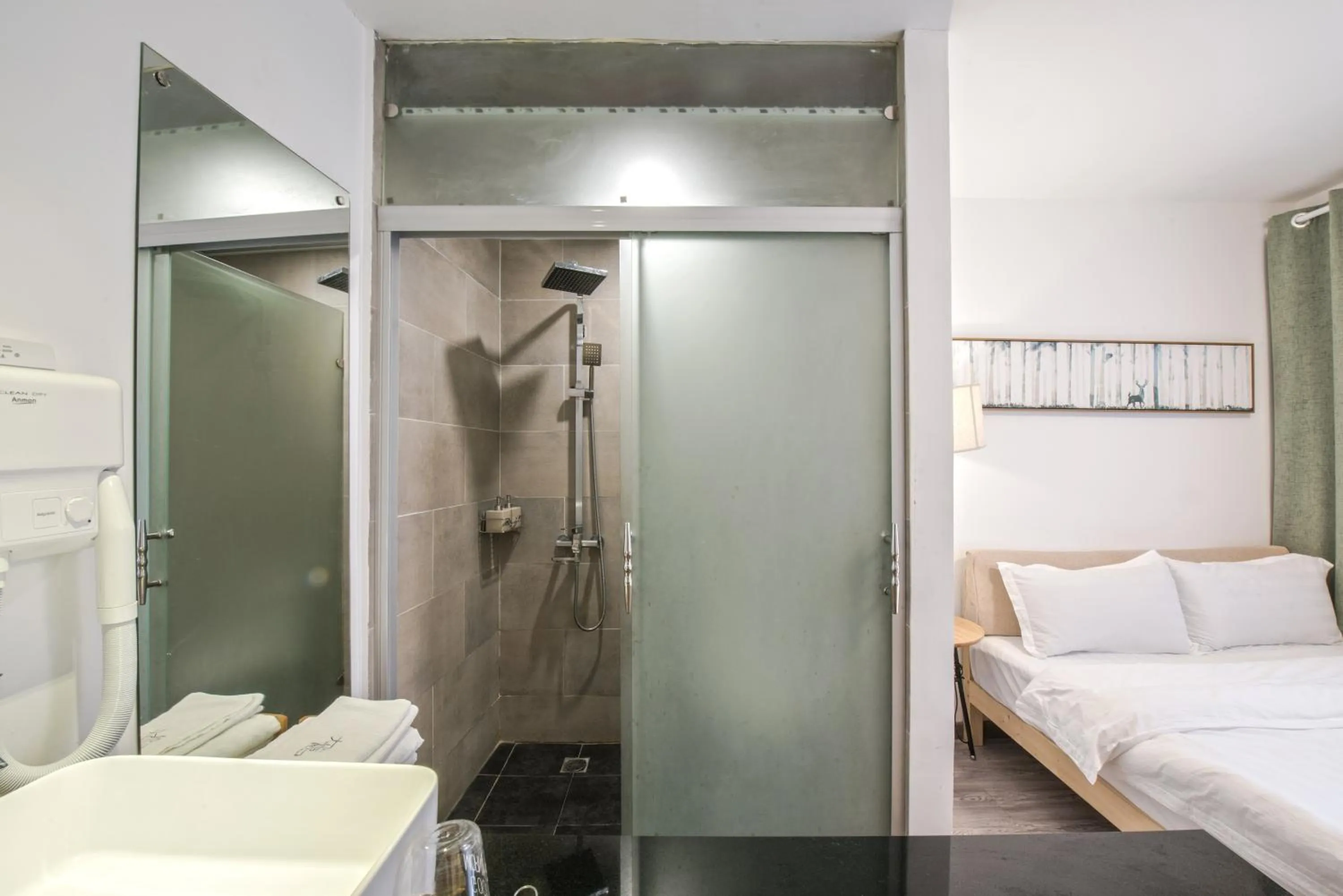 Shower, Bed in Dayin International Youth Hostel - Oriental Pearl & Lujiazui
