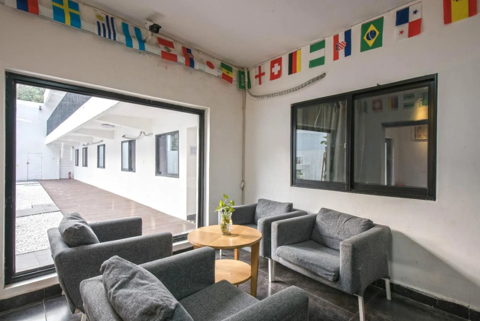 Communal lounge/ TV room in Dayin International Youth Hostel - Oriental Pearl & Lujiazui