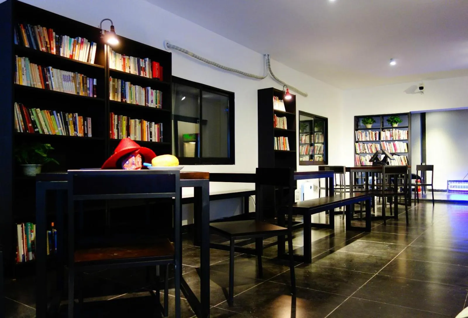Library in Dayin International Youth Hostel - Oriental Pearl & Lujiazui