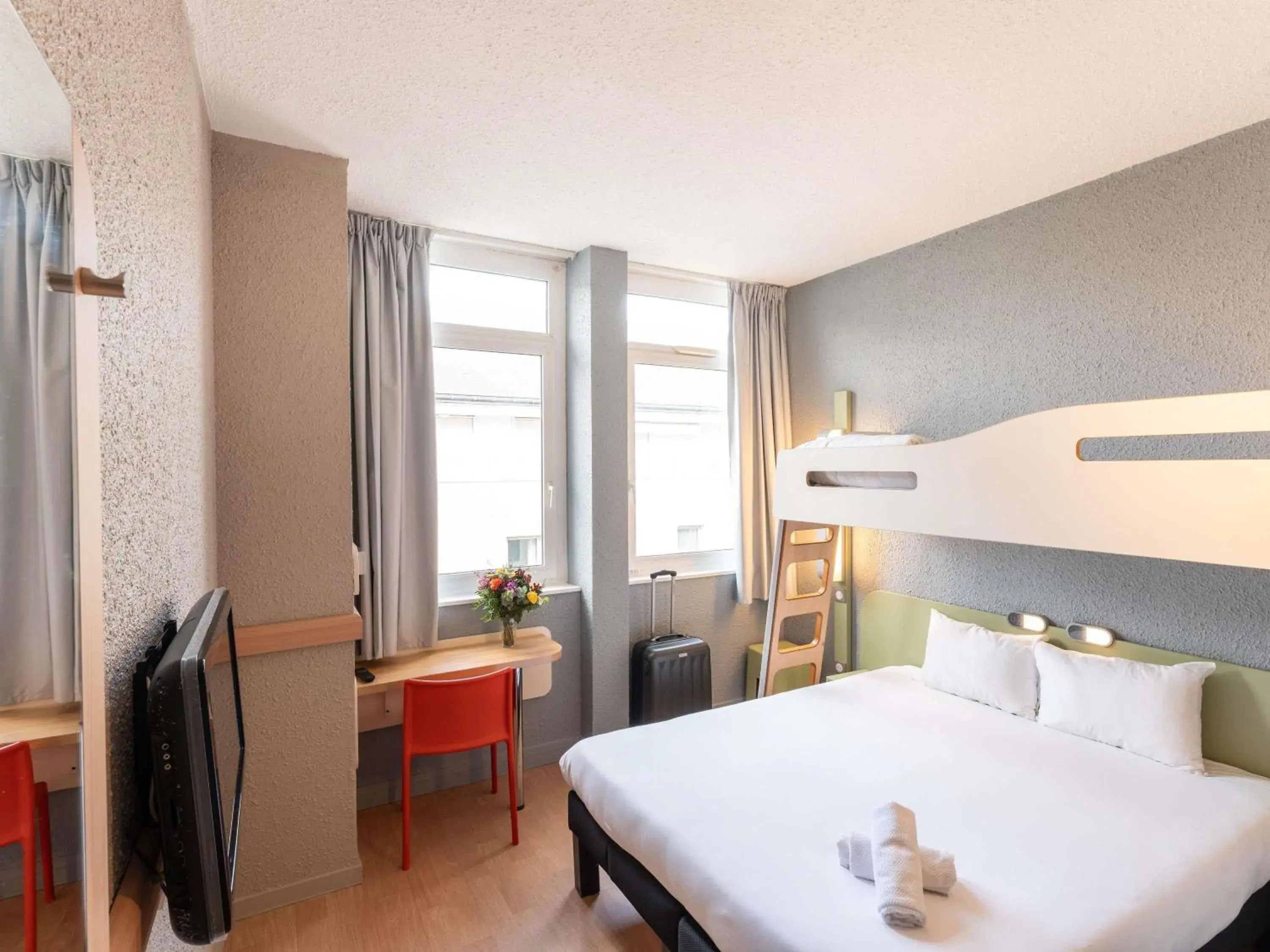 Standard Double Room with a Bunk Bed in ibis budget Le Mans Centre Standard Double Room with a Bunk Bed in ibis budget Le Mans Centre