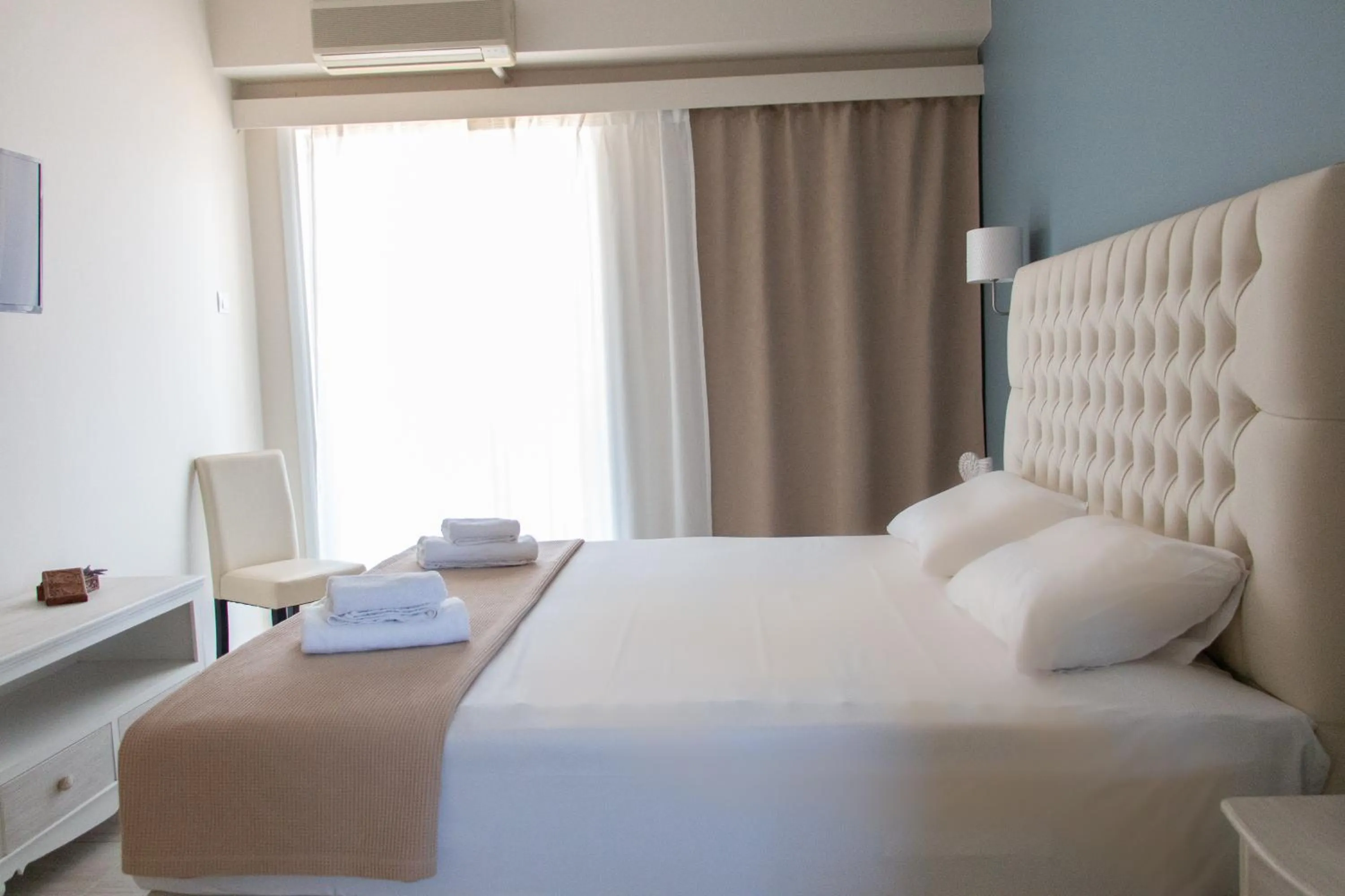 Bedroom, Bed in Helen Hotel