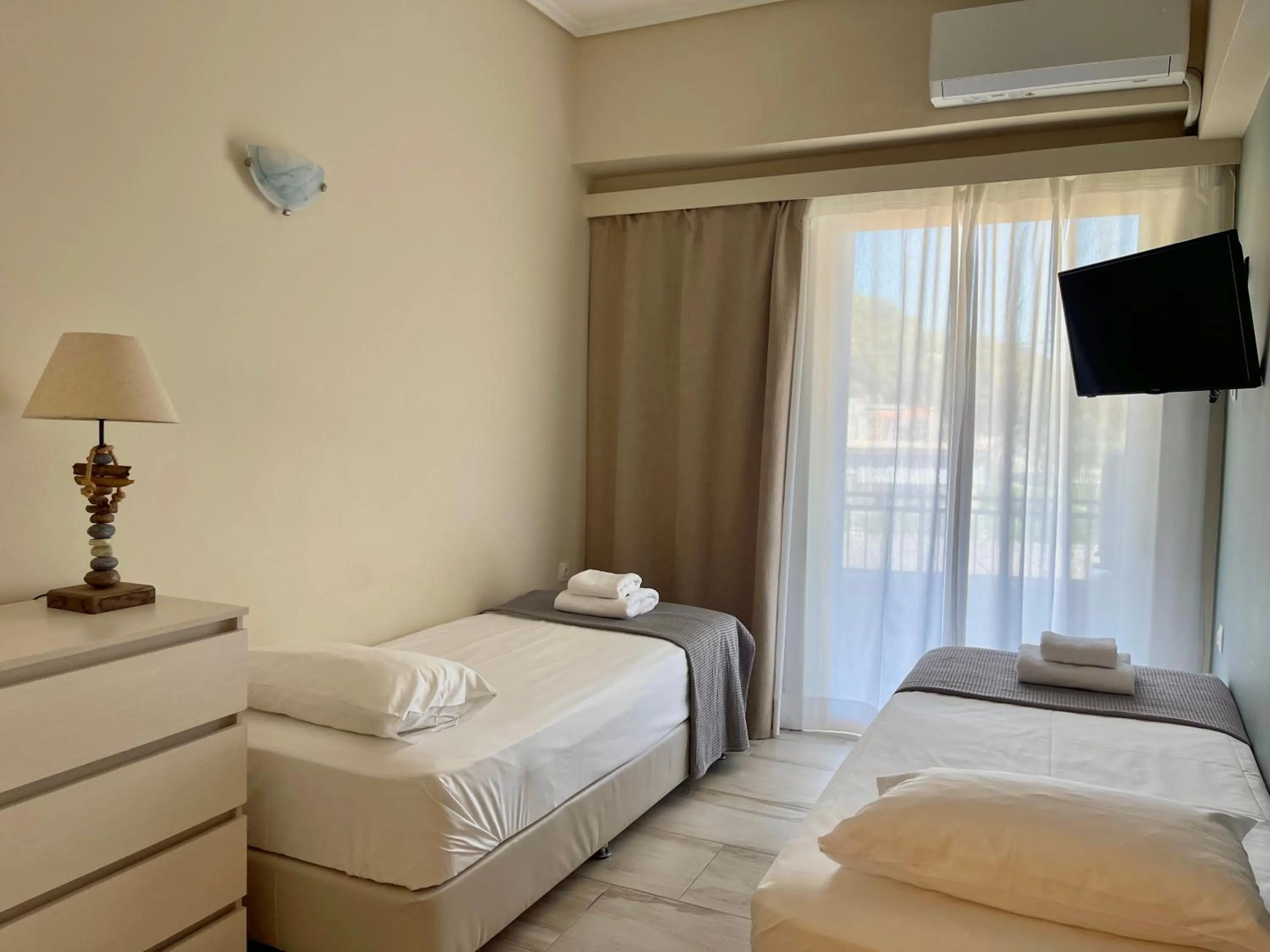 Bedroom, Bed in Helen Hotel