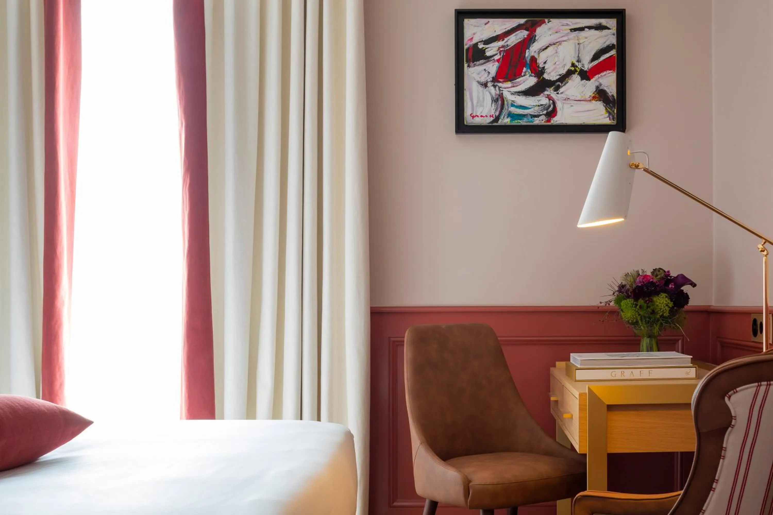 Seating area, Bed in Hôtel Longemalle