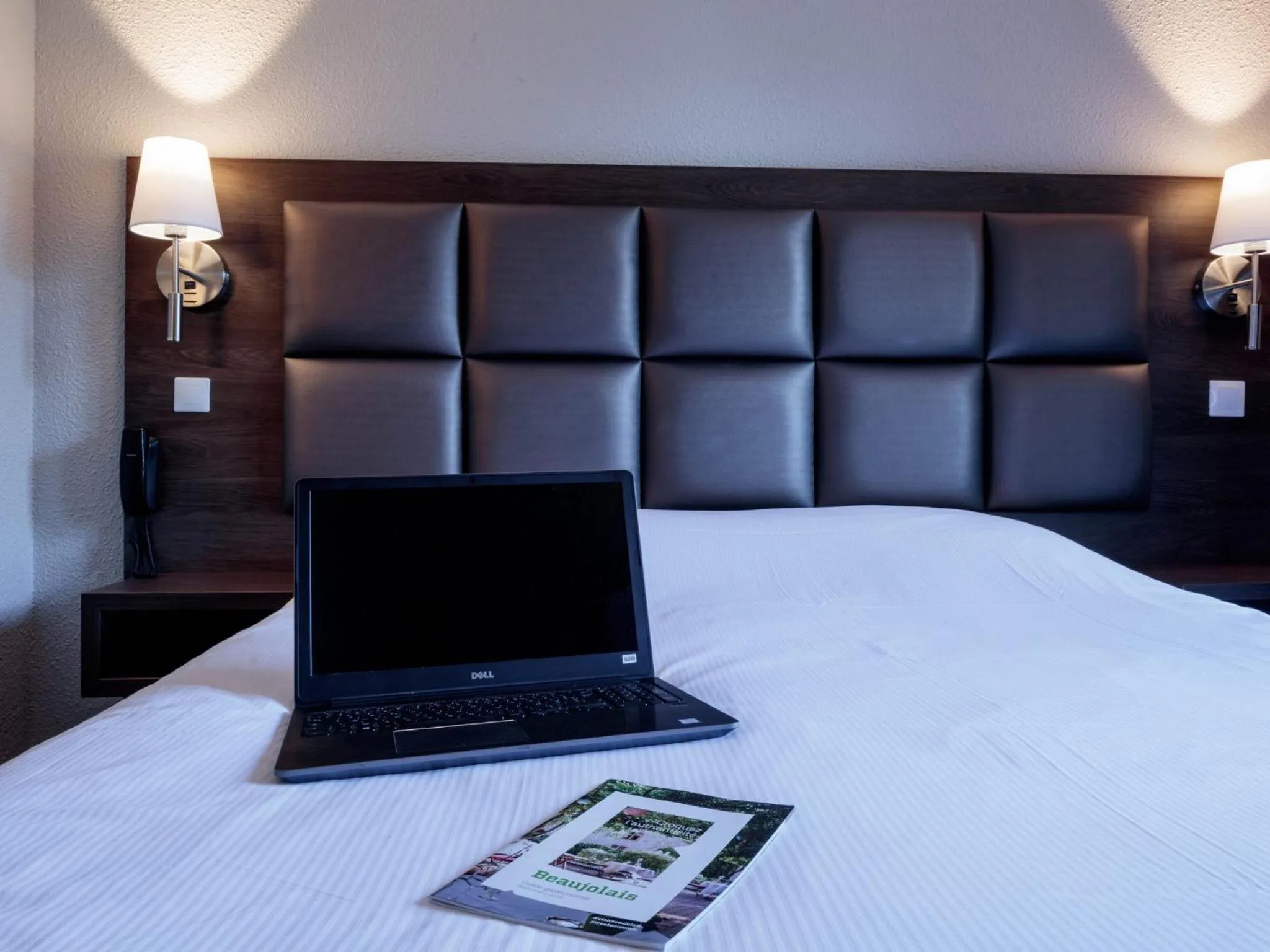 Bed in Logis Hotel Noemys Morgon