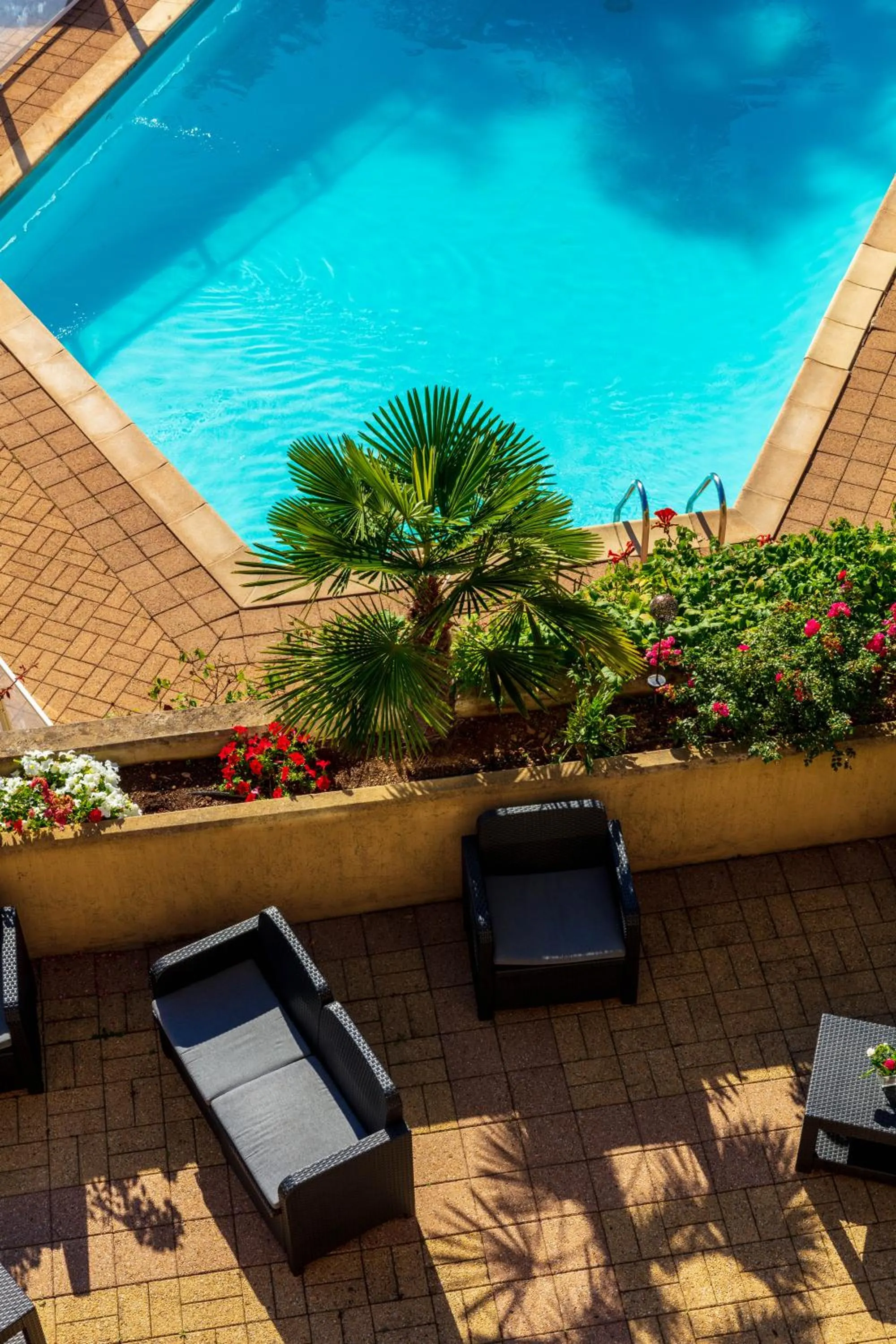 Swimming pool in Logis Hotel Noemys Morgon