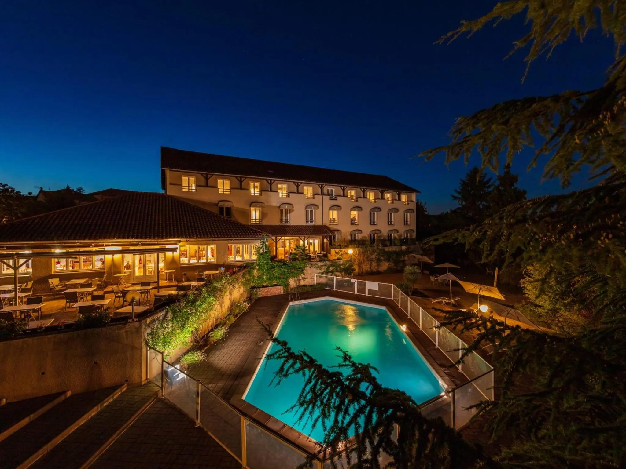 Swimming pool in Logis Hotel Noemys Morgon