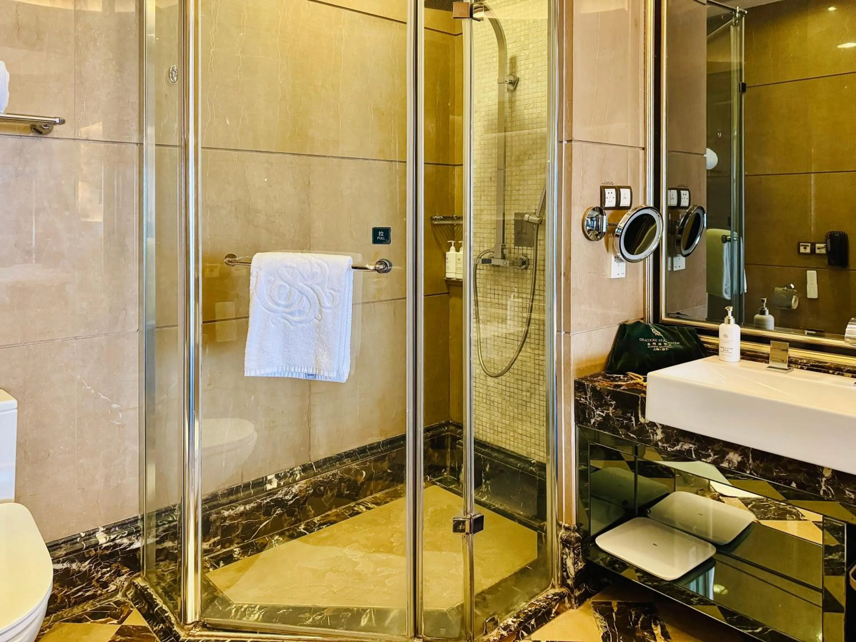 Shower in Chateau Star River Pudong Shanghai