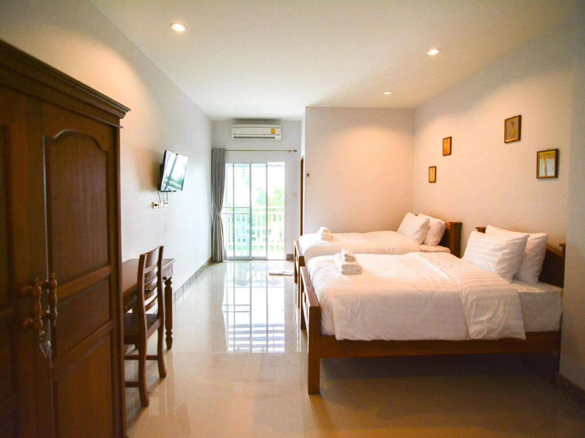 Photo of the whole room, Bed in Baan Yokmhanee
