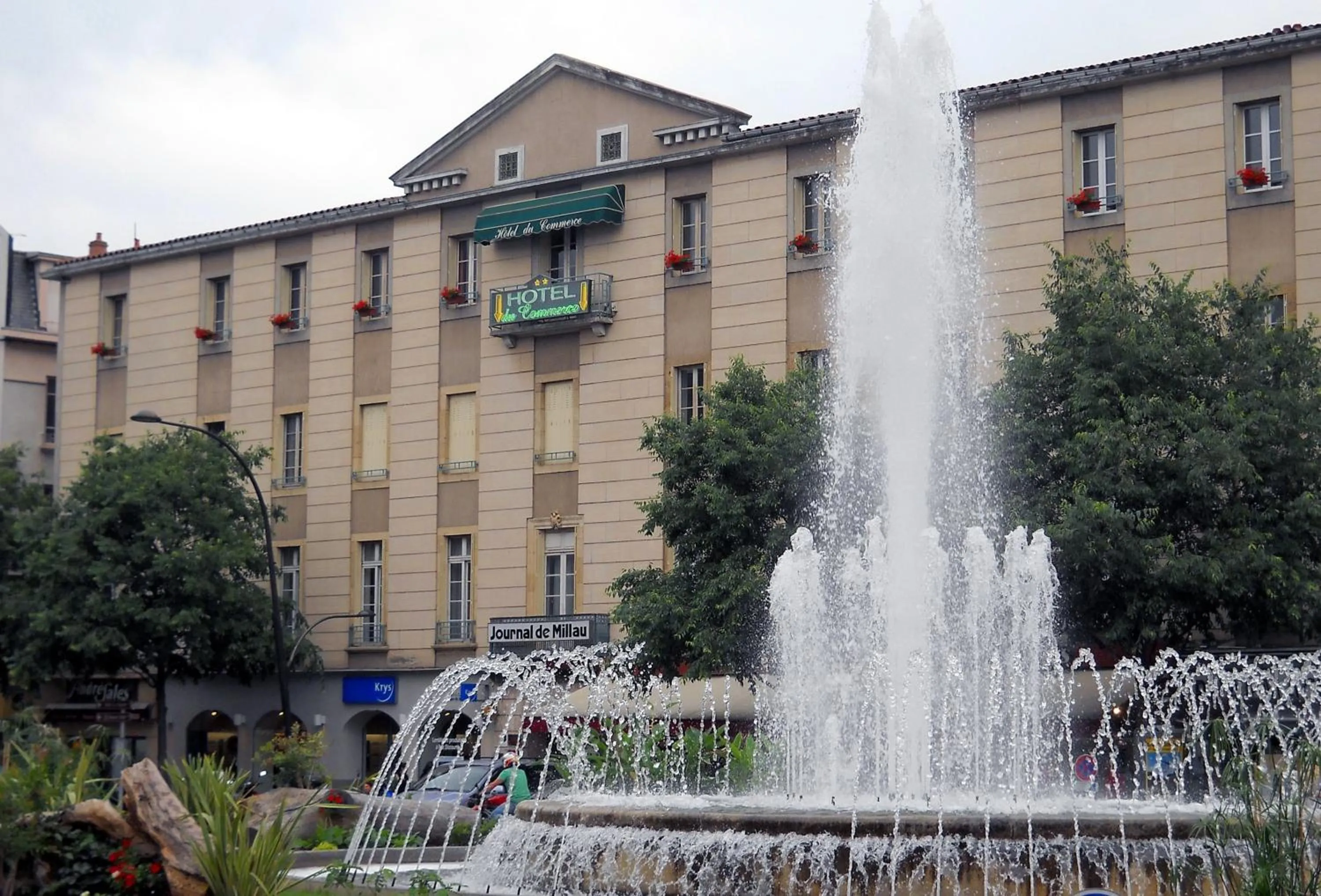 Property building in Hôtel du Commerce