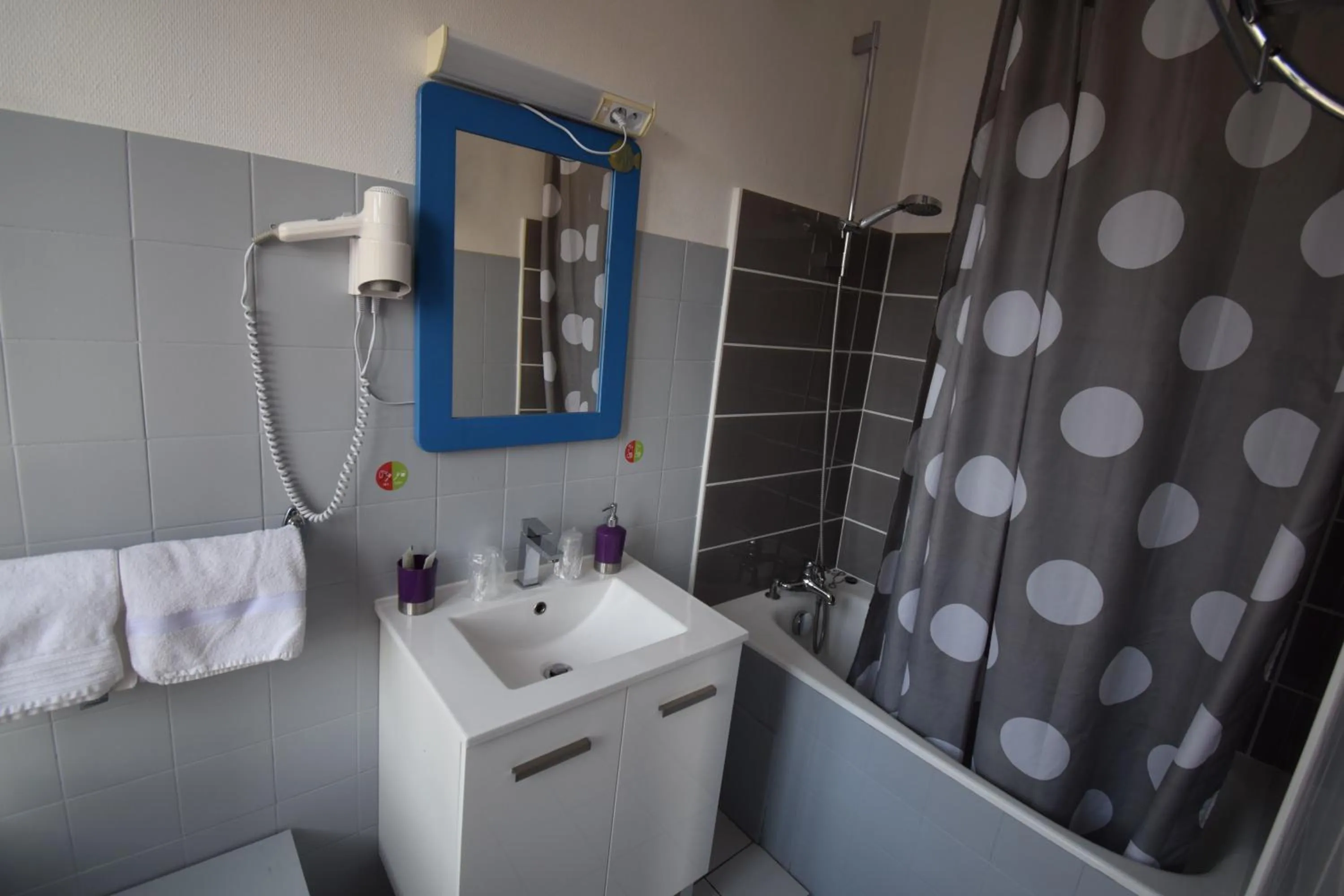 Bathroom in Hôtel du Commerce