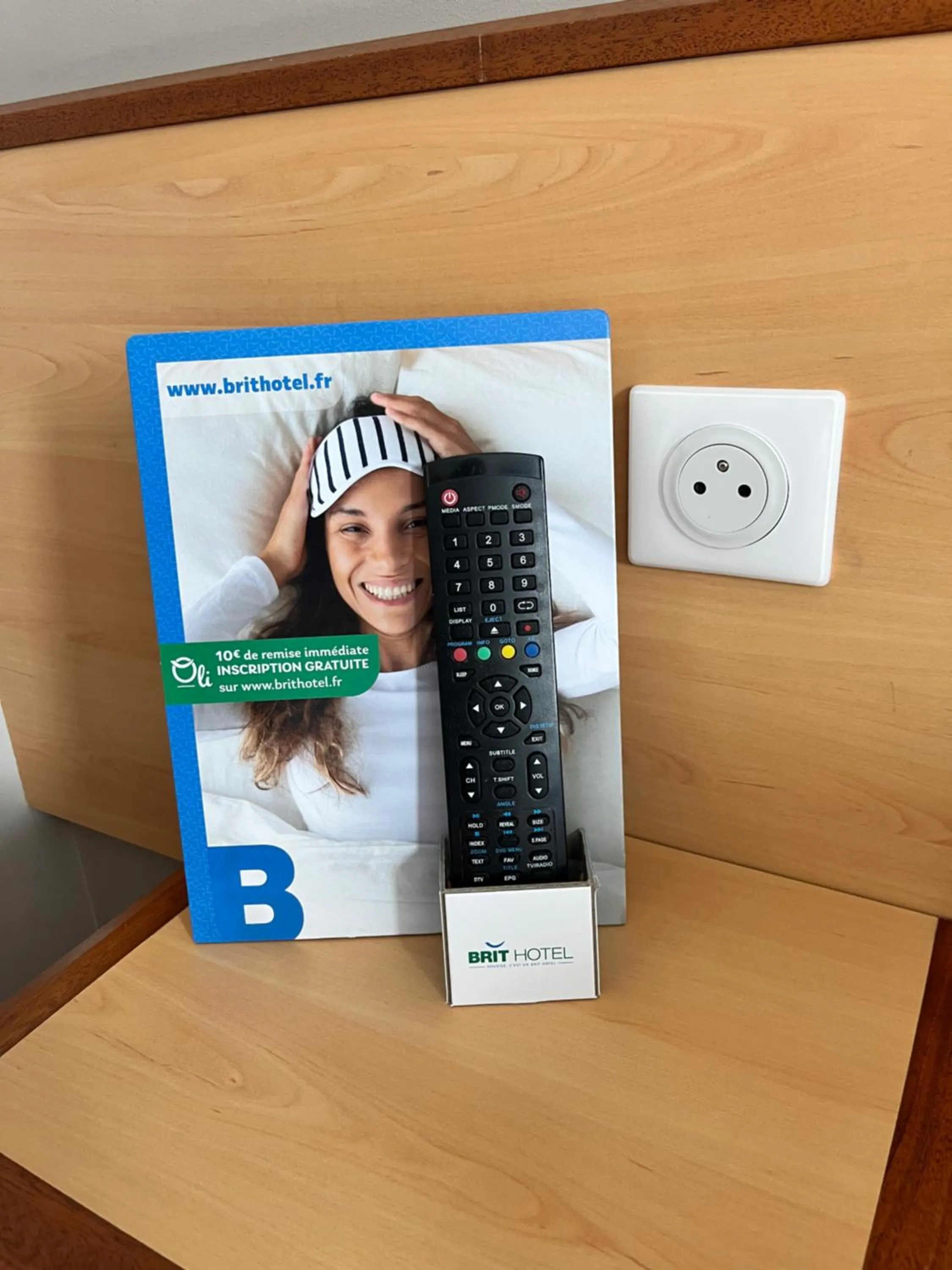 TV and multimedia in Brit Hotel Confort Montauban